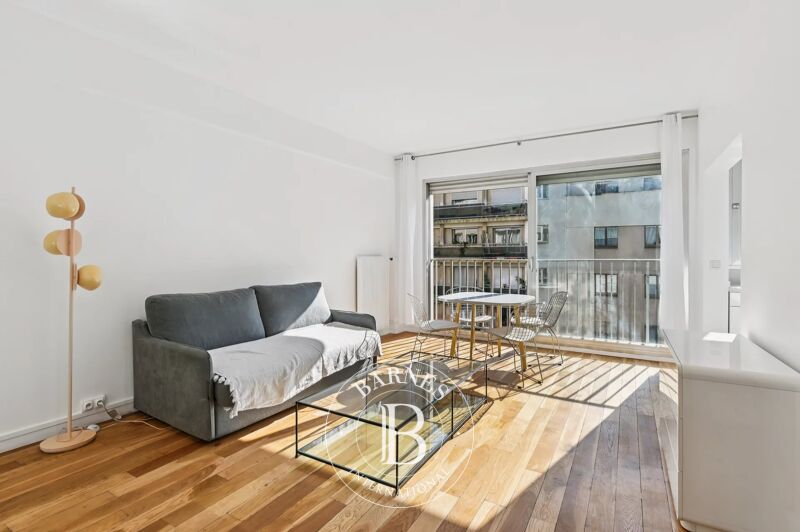 Paris 16 - Auteuil - Large studio apartment - Upper floor - Renovated