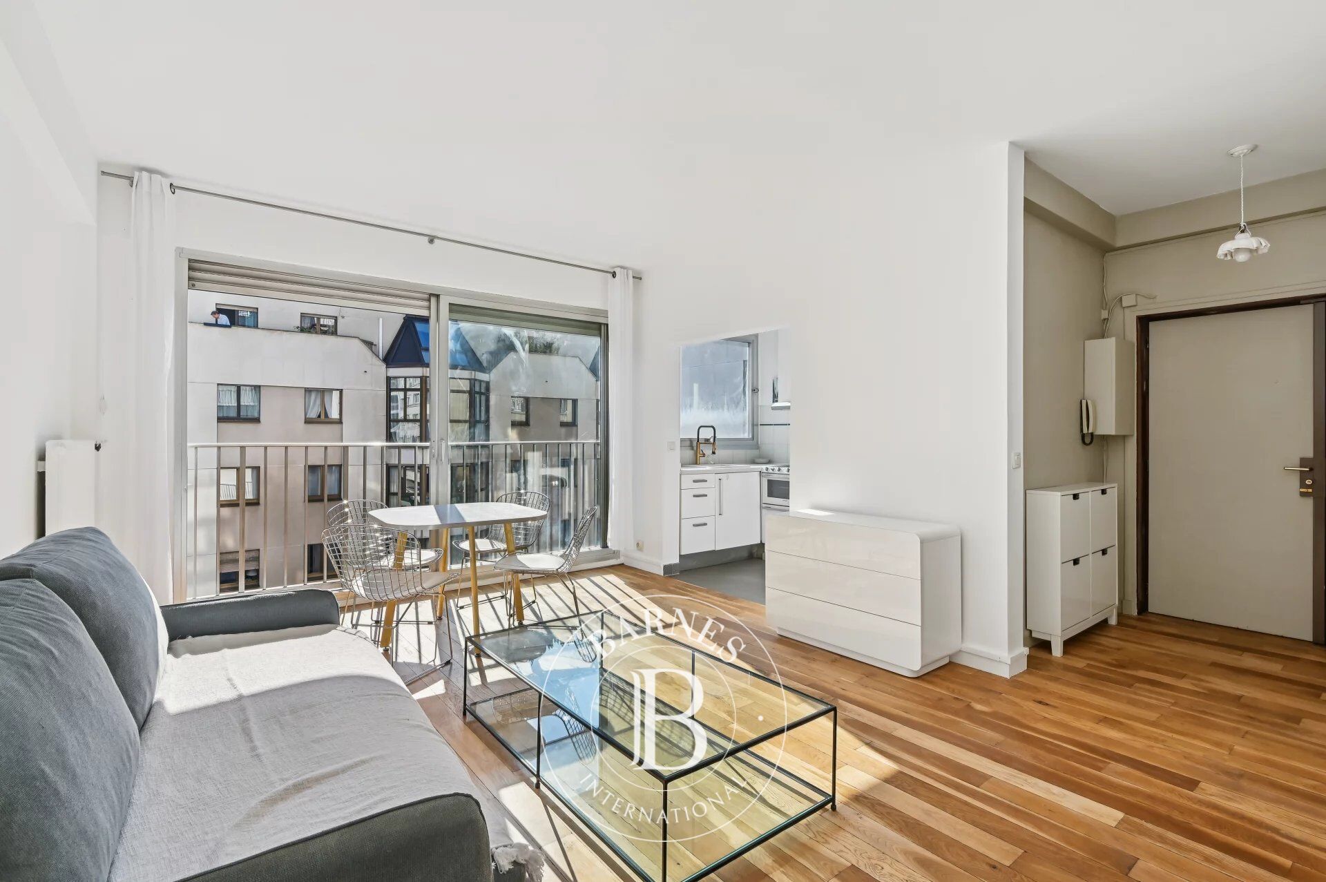 Paris 16 - Auteuil - Large studio apartment - Upper floor - Renovated - picture 2