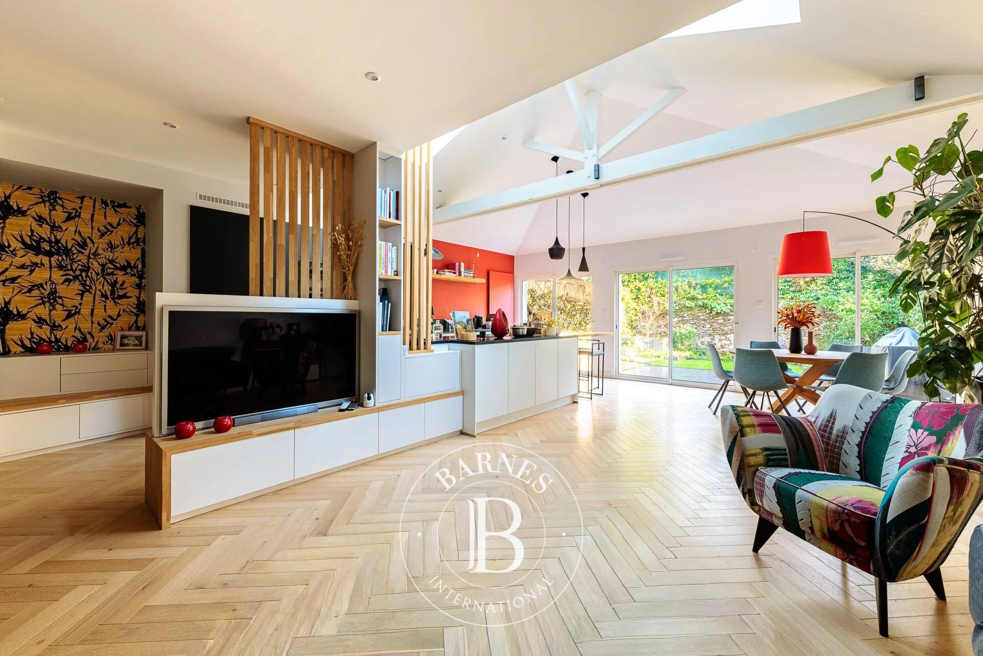 Maison de ville rénovée de 4 chambres et un bureau avec jardin et garage - picture 3