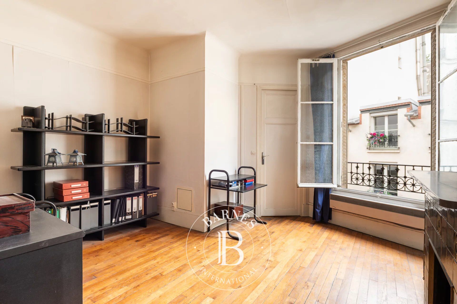 NEW - EXCLUSIVE LISTING - ABBESSES - TOP FLOOR - TO RENOVATE - picture 3