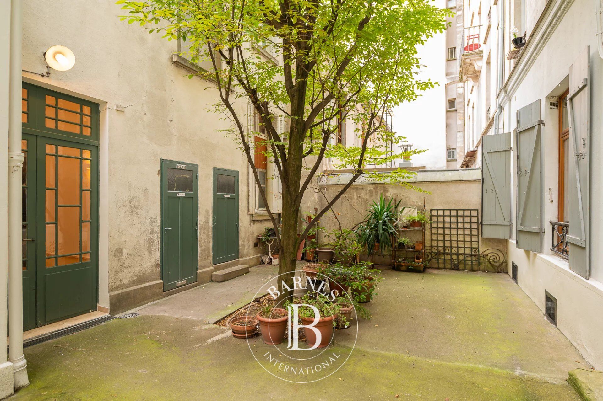 NEW - EXCLUSIVE LISTING - ABBESSES - TOP FLOOR - TO RENOVATE - picture 2