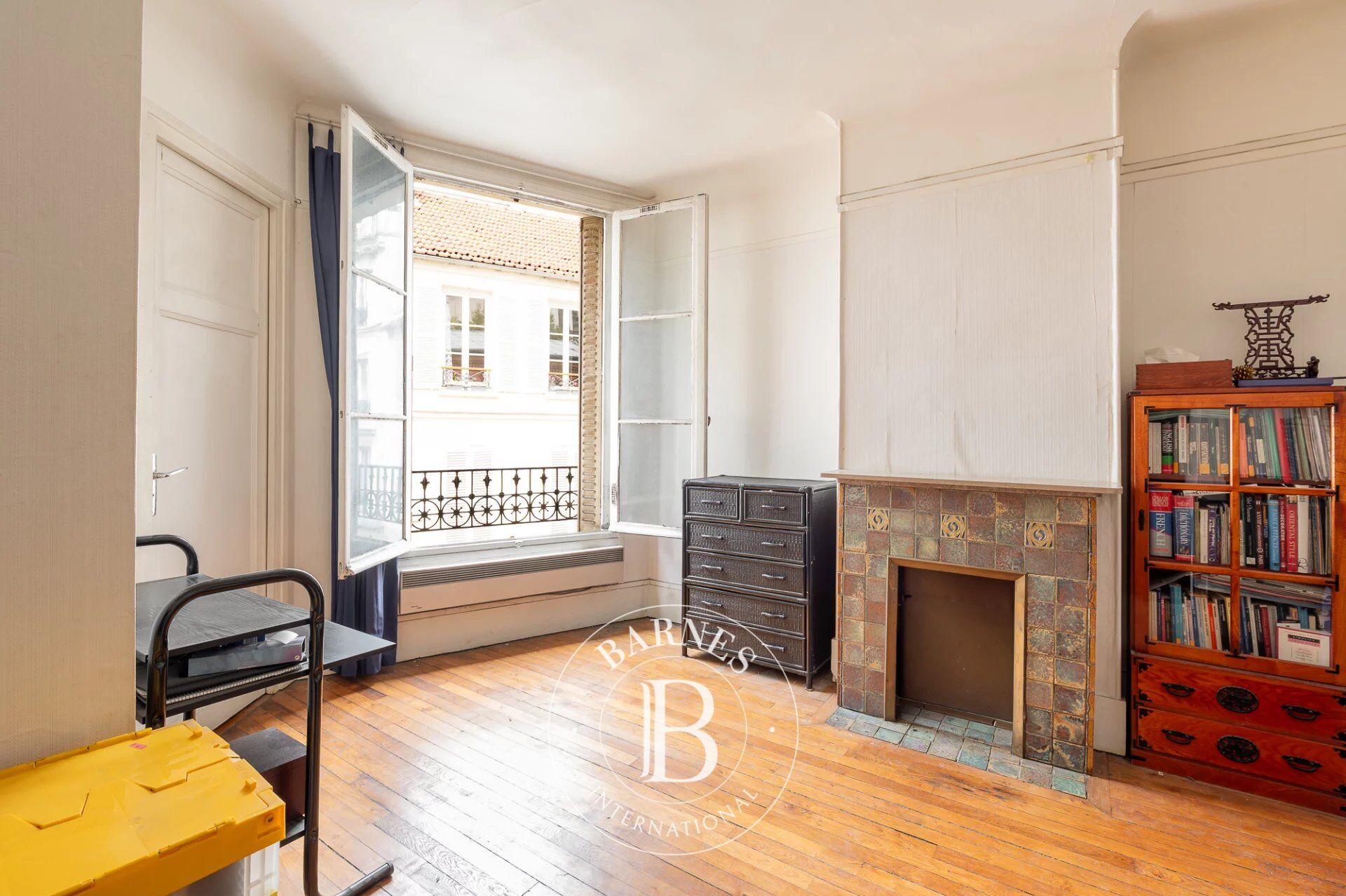 NEW - EXCLUSIVE LISTING - ABBESSES - TOP FLOOR - TO RENOVATE - picture 1