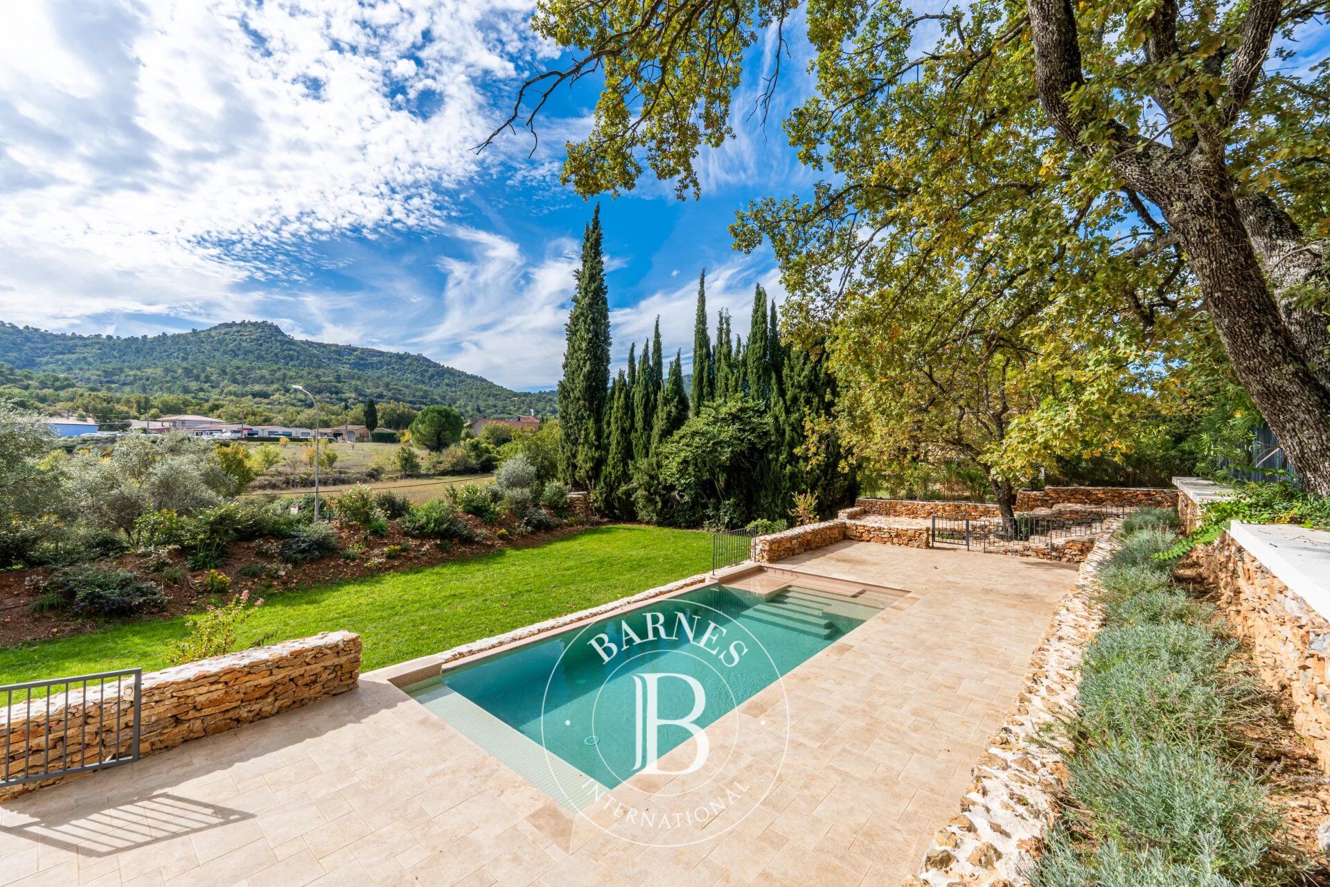 SAINT MAXIMIN LA SAINTE BAUME - ROUGIERS -  PROPRIETE RENOVEE 309M2 - 5 CHAMBRES - PISCINE - JARDIN 2 380 M² - picture 2