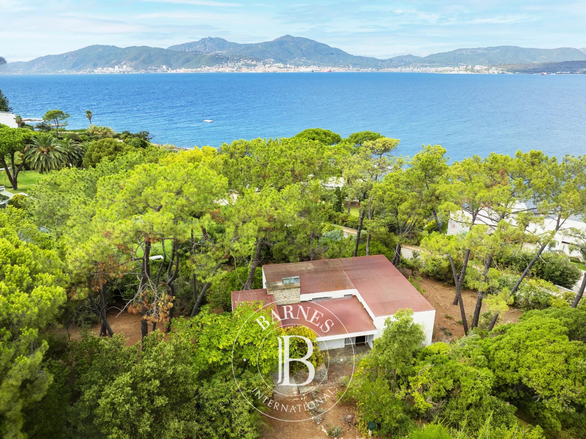 Rive Sud d'Ajaccio, Porticcio, Domaine de la Pointe, villa à rénover, 6 chambres, vue mer, domaine privé, plage à pied - picture 1