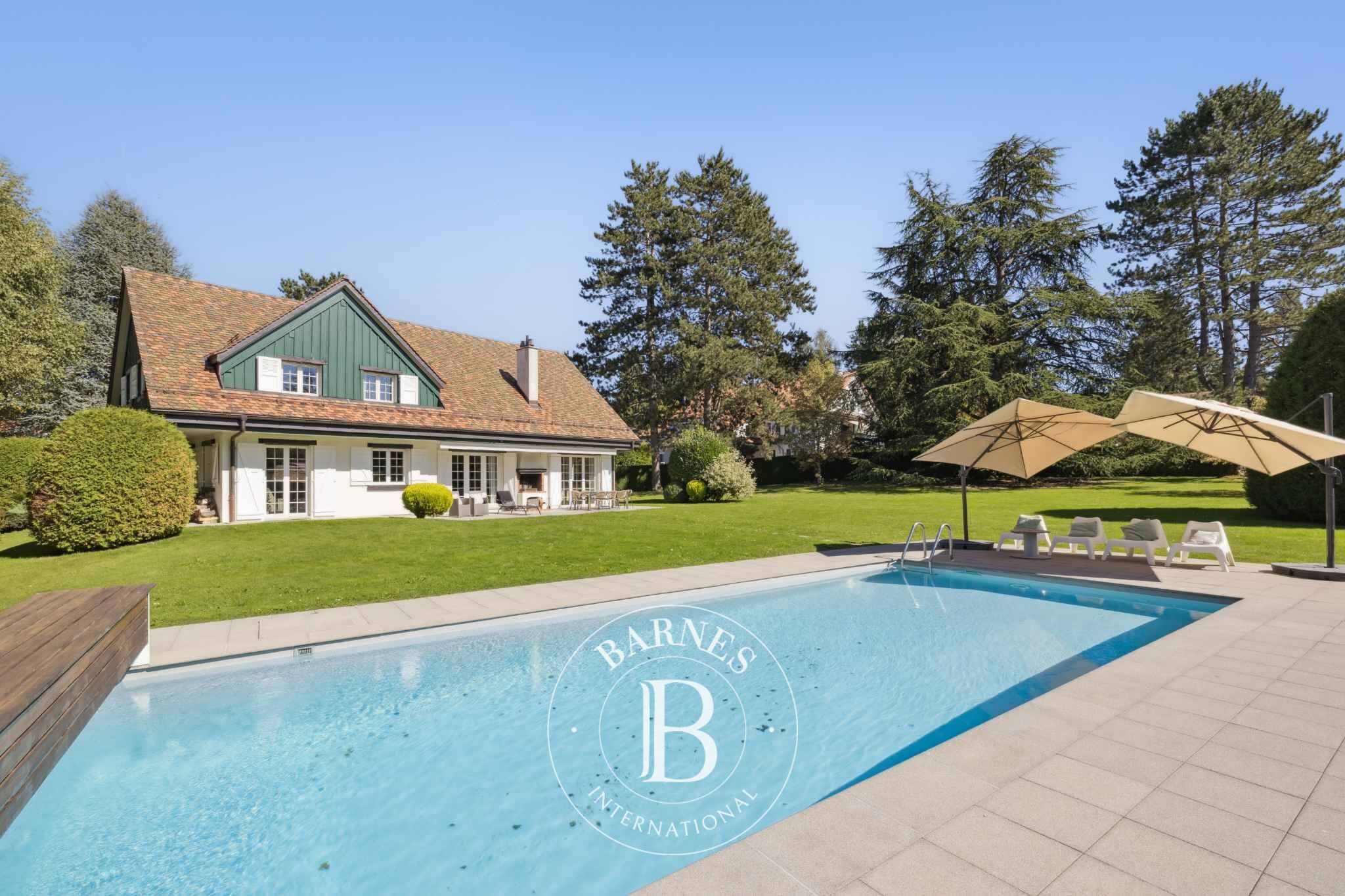 À deux pas du Golf, villa d'architecte de 400 m2 - picture 1