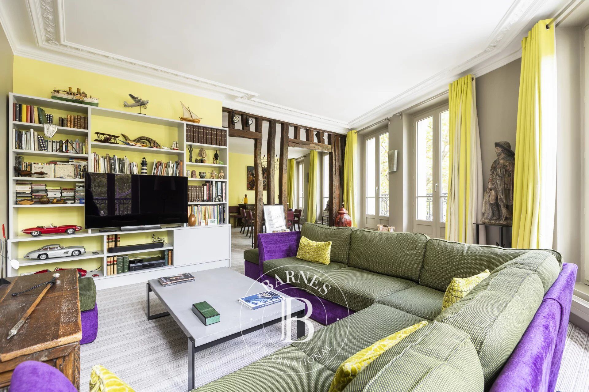 Paris 6 - Saint Germain des Prés - High-end corner building - Full-length balcony - 2 bedrooms - picture 2