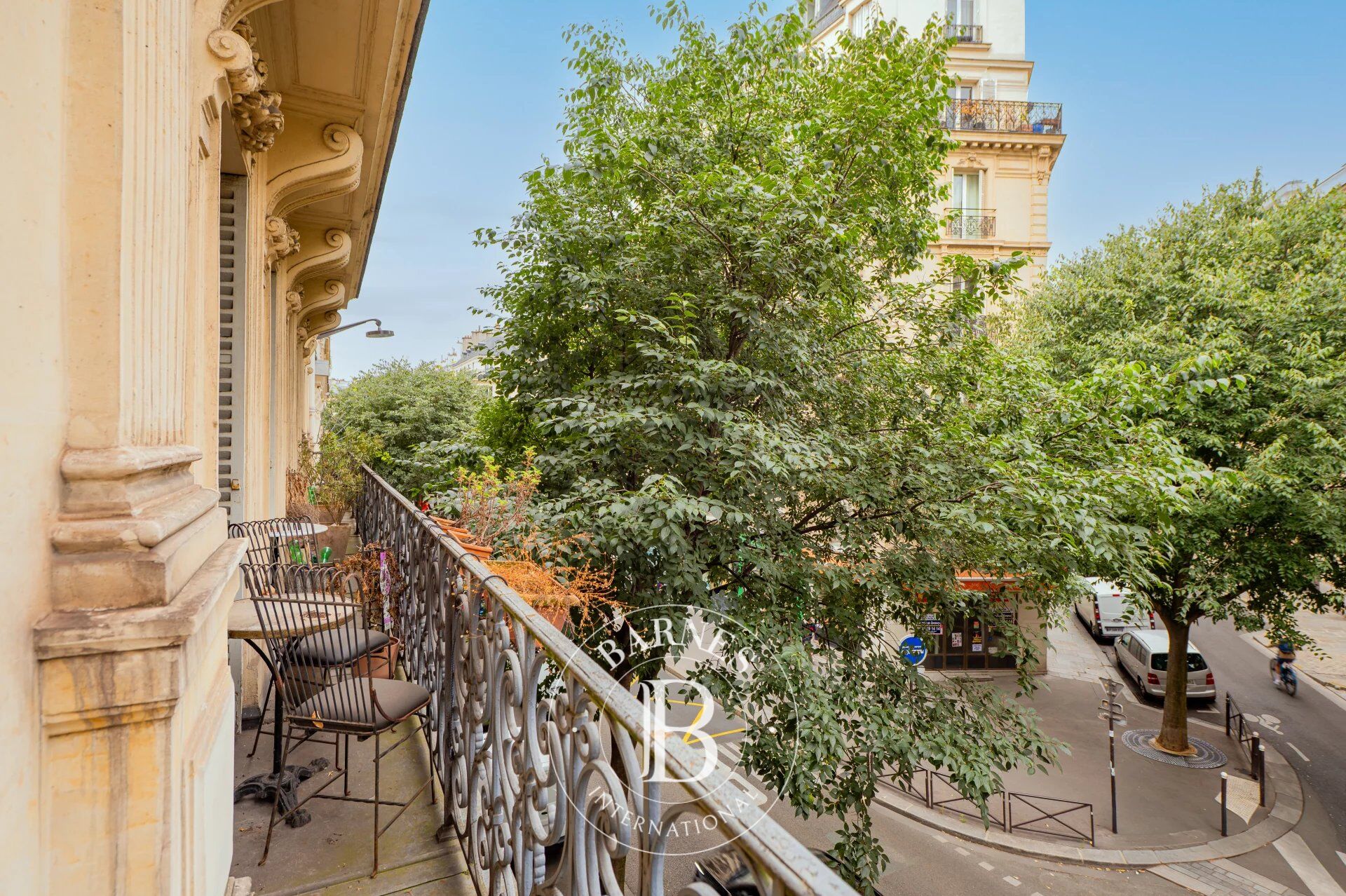 Paris 9 - MARTYRS/MAUBEUGE - 2ème ETAGE - ASCENSEUR - BALCON FILANT - 2/3 CHAMBRES - CHARME DE L'ANCIEN - picture 3