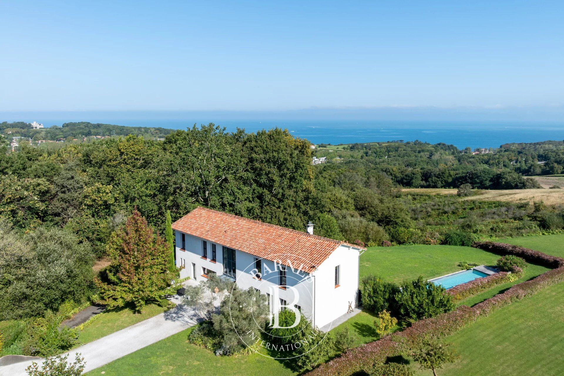 URRUGNE, MAISON DE 300 M² DANS UN ENVIRONNEMENT CALME ET RECHERCHÉ - picture 2