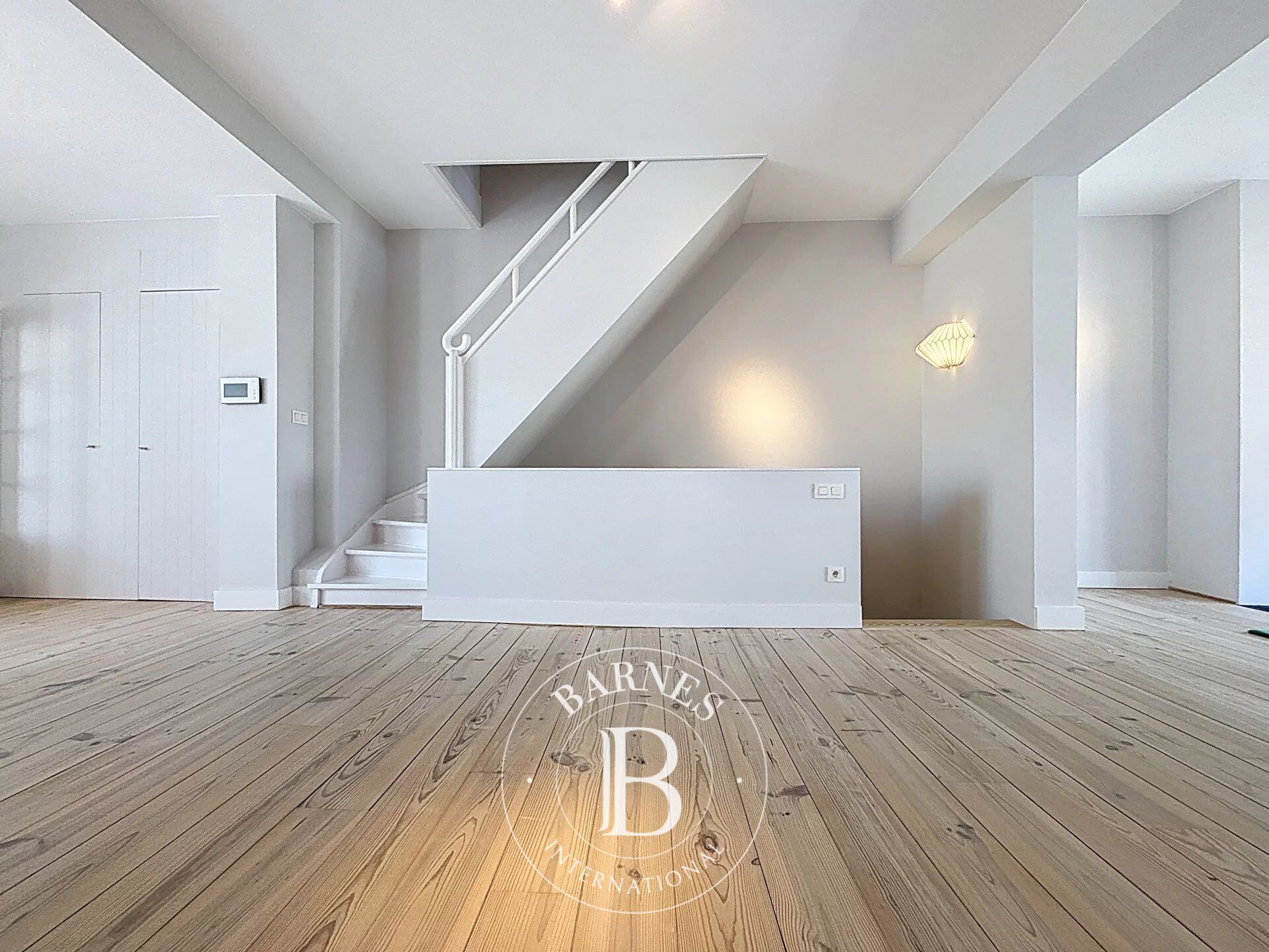 Characterful renovated apartment of 125 m2 with two bedrooms and terrace - picture 2