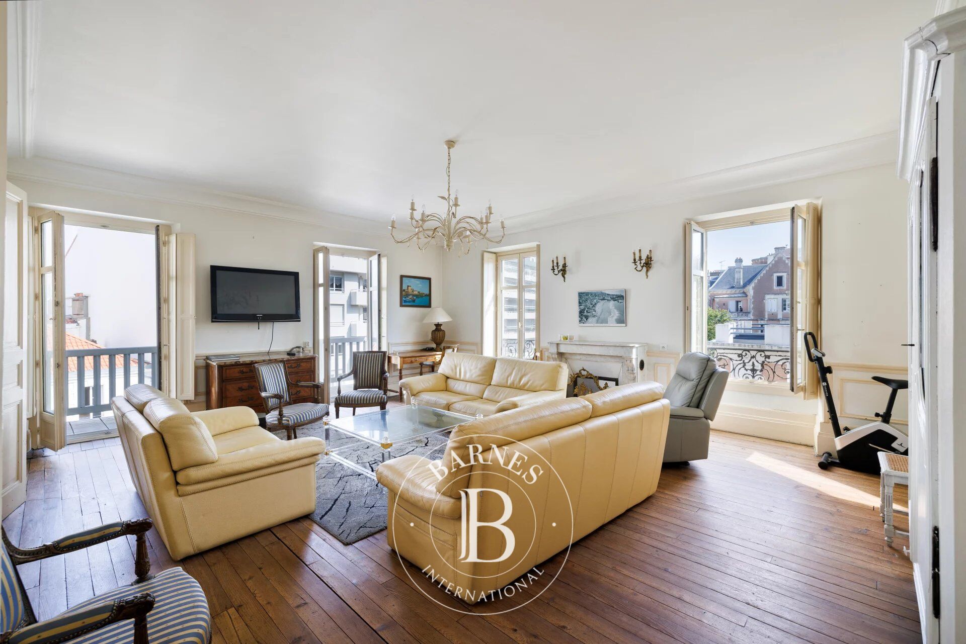 BIARRITZ CITY CENTER, APARTMENT OF APPROX. 150 M² IN A 19TH-CENTURY BUILDING - picture 1