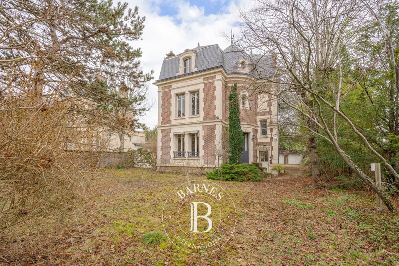CHATOU - PRIME LOCATION - HOUSE BUILT IN 1880 - 5 BEDROOMS - TO BE RENOVATED