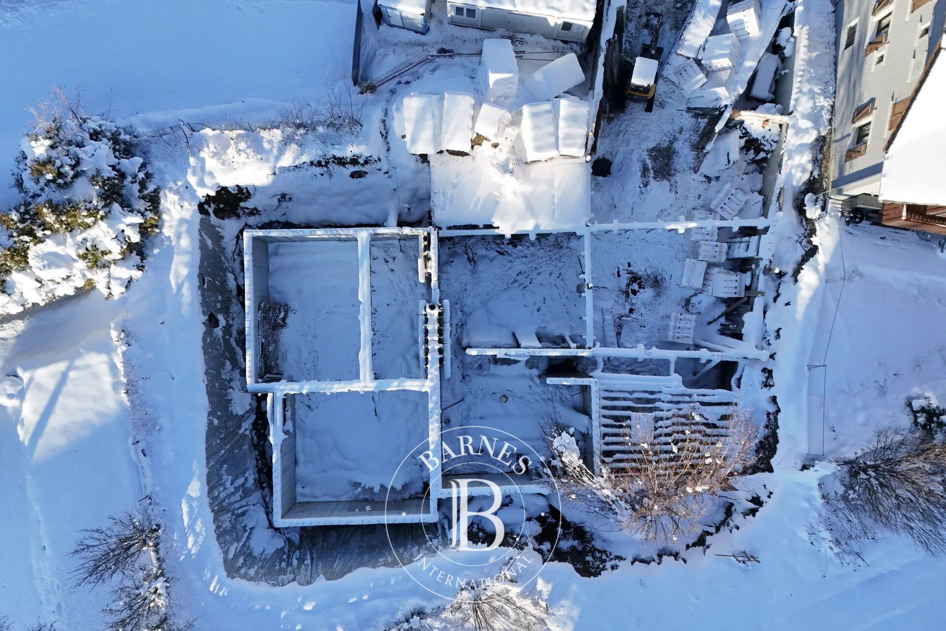 Morzine – Chalet neuf de 213 m² – 5 chambres – Terrasse et jardin exposés plein ouest - picture 2