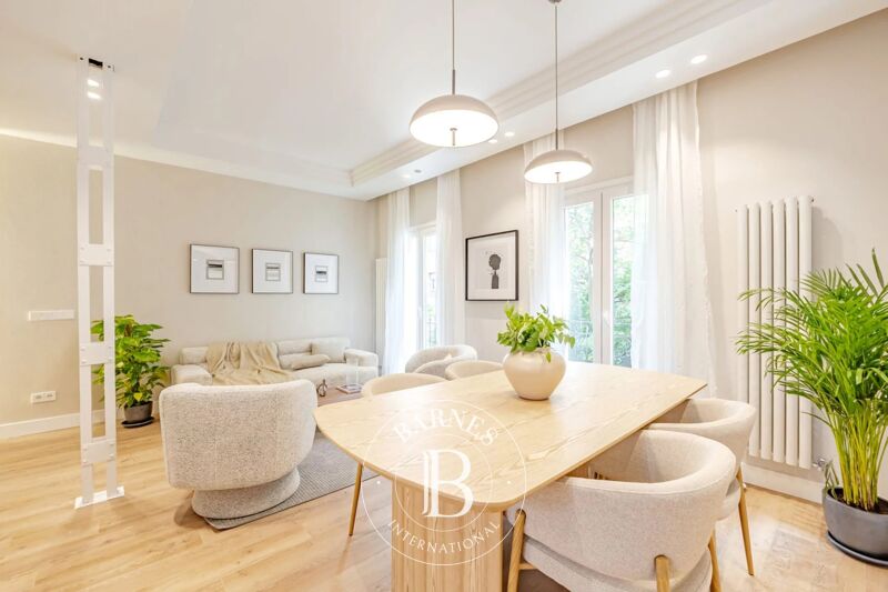 Exclusiva vivienda reformada con techos altos y luz natural