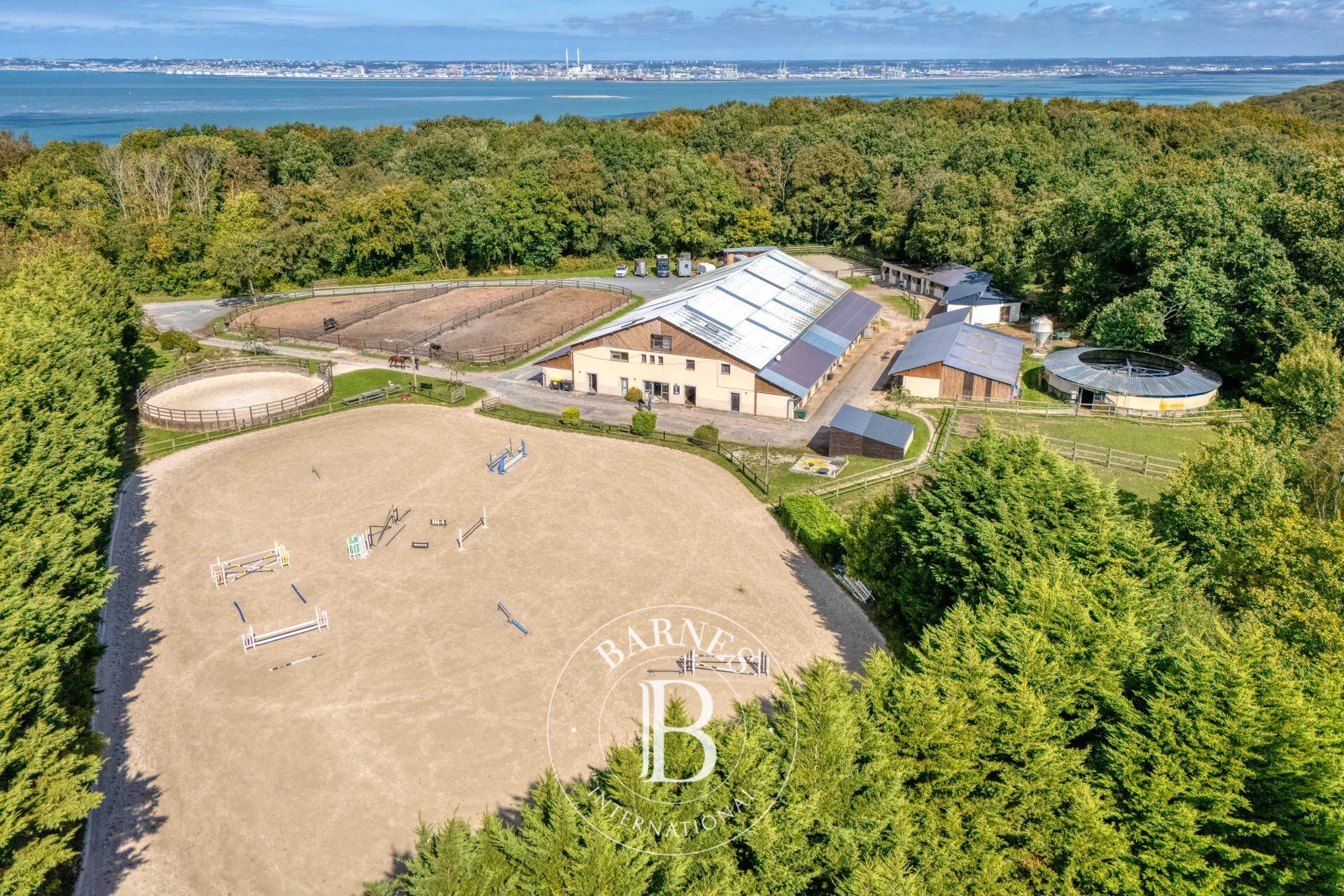 Equestrian estate in Normandy, a few kilometers from Deauville - picture 1