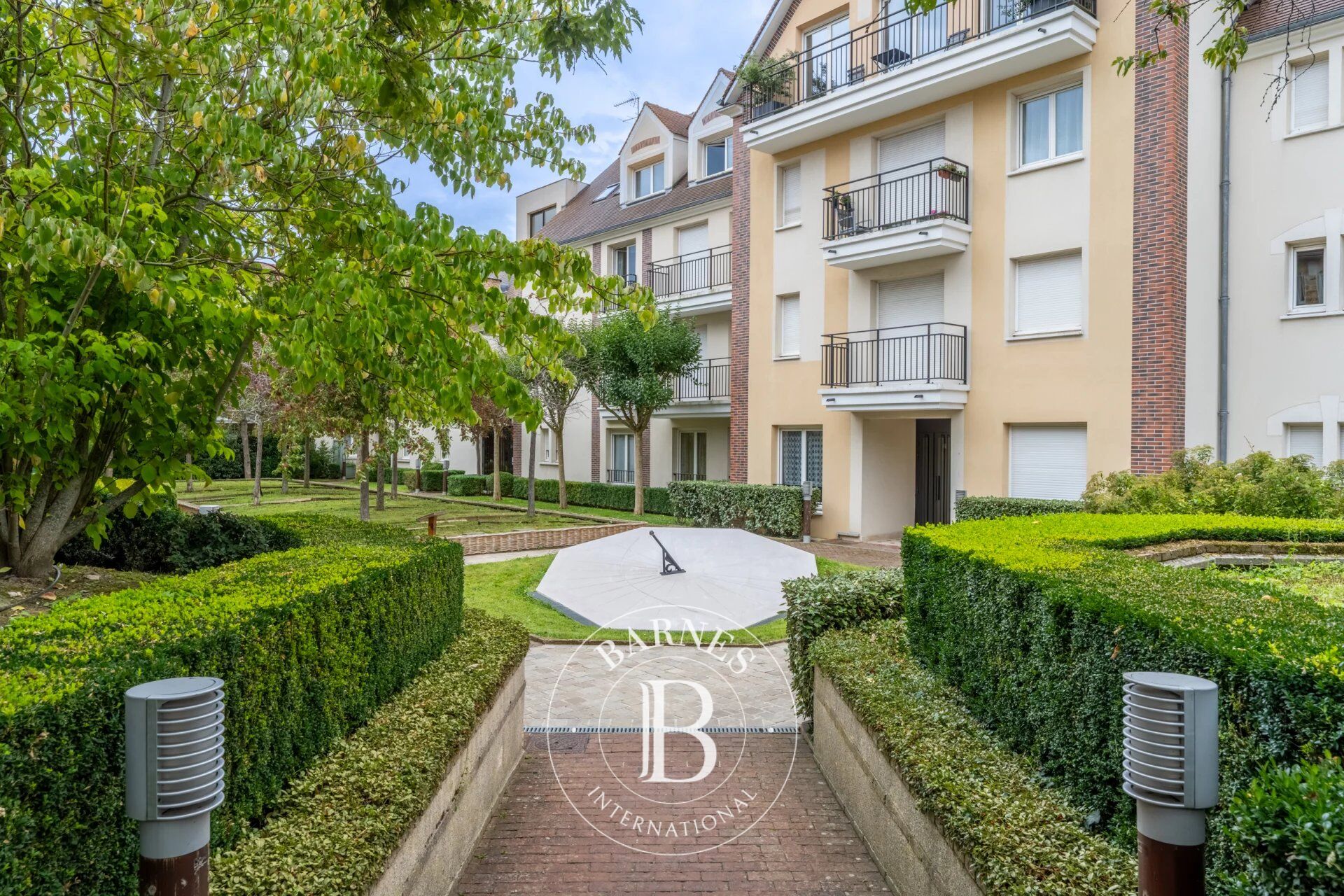 Le Chesnay - Place Dutartre - La Ferme du Roy - 57m² (613 sq ft) apartment in immaculate condition - Parking space - picture 3