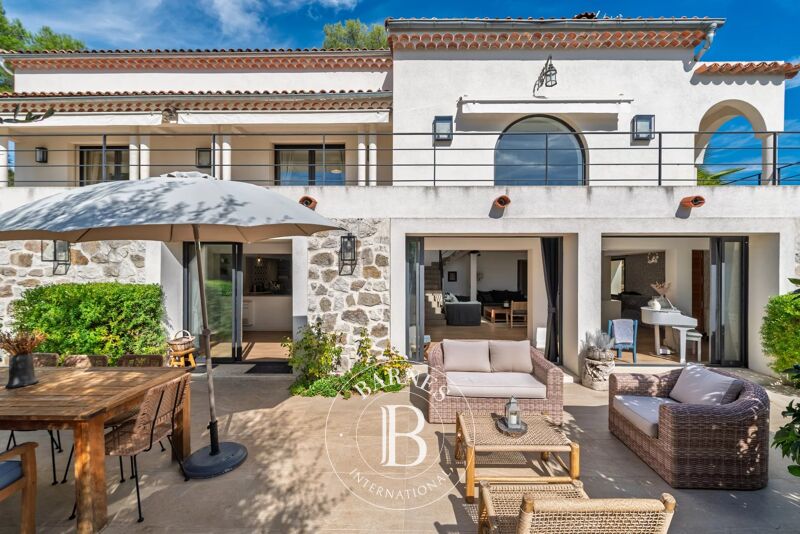 Roquefort-les-Pins – Character Villa with Guest House and 3 Independent Apartments - 9 bedrooms