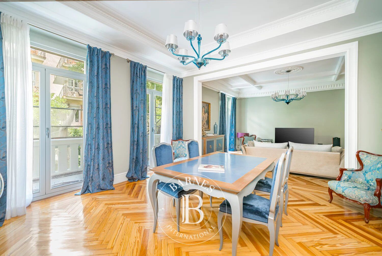 Exclusiva residencia en Juan Bravo con 472 m² y balcones en esquina - picture 3