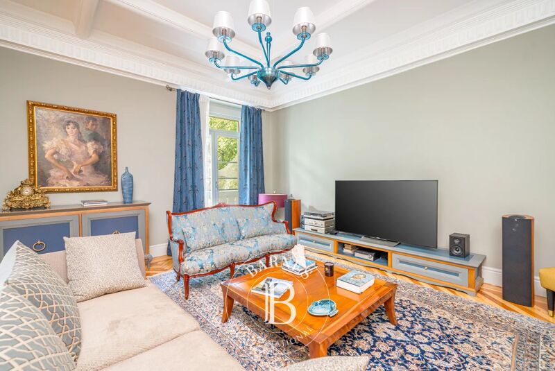 Exclusiva residencia en Juan Bravo con 472 m² y balcones en esquina