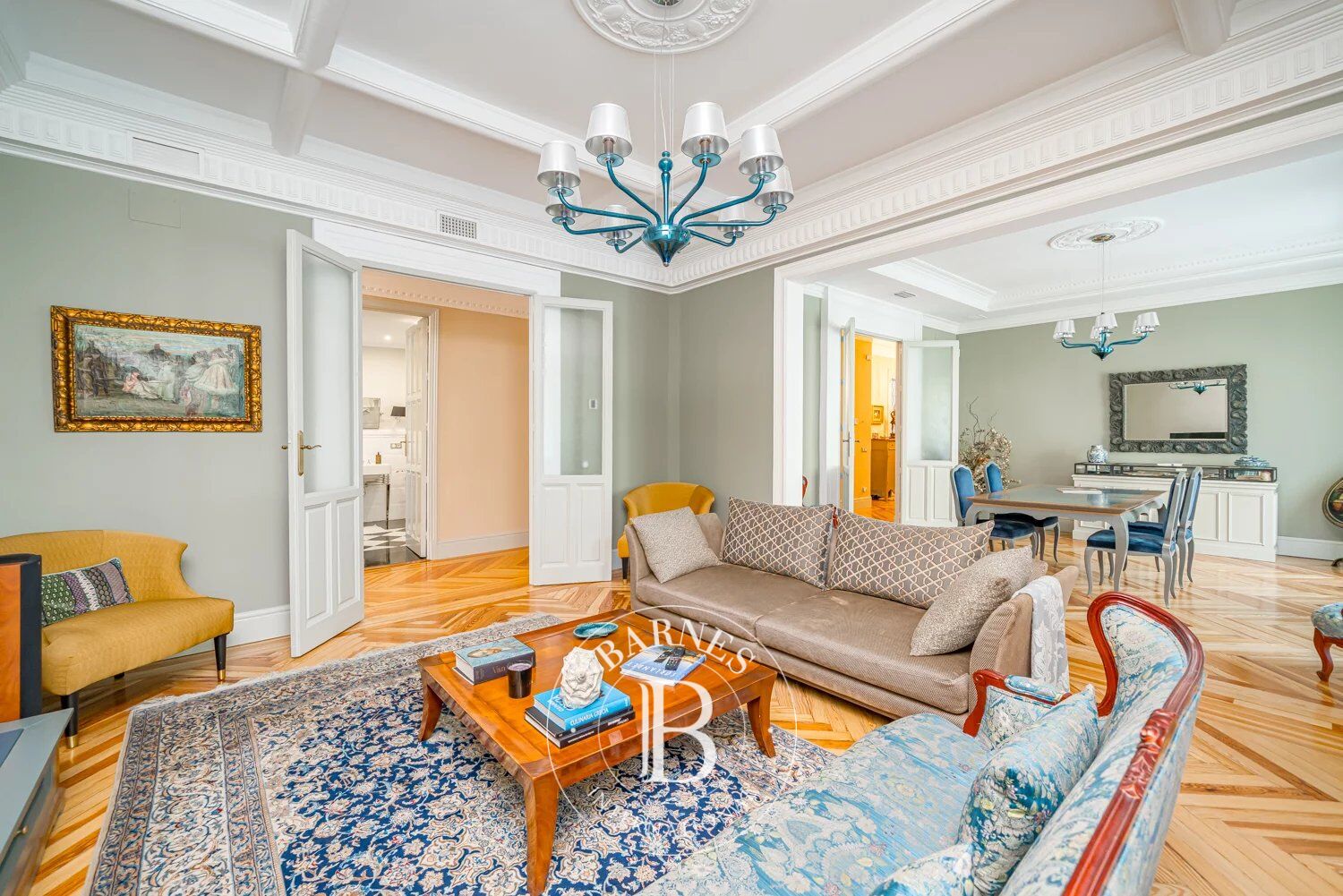 Exclusiva residencia en Juan Bravo con 472 m² y balcones en esquina - picture 2