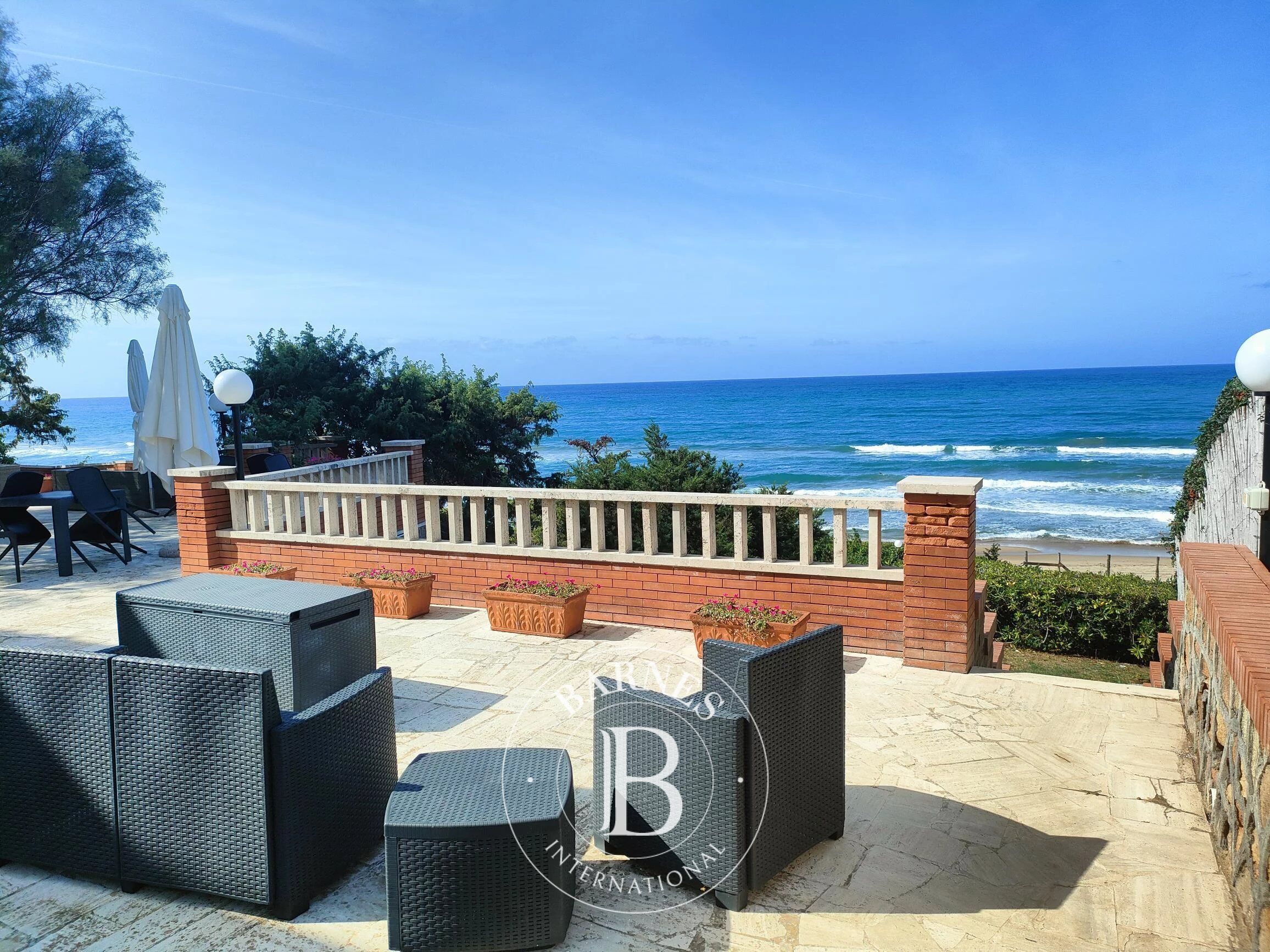 Prestigious Seafront Villa with Swimming Pool - picture 2