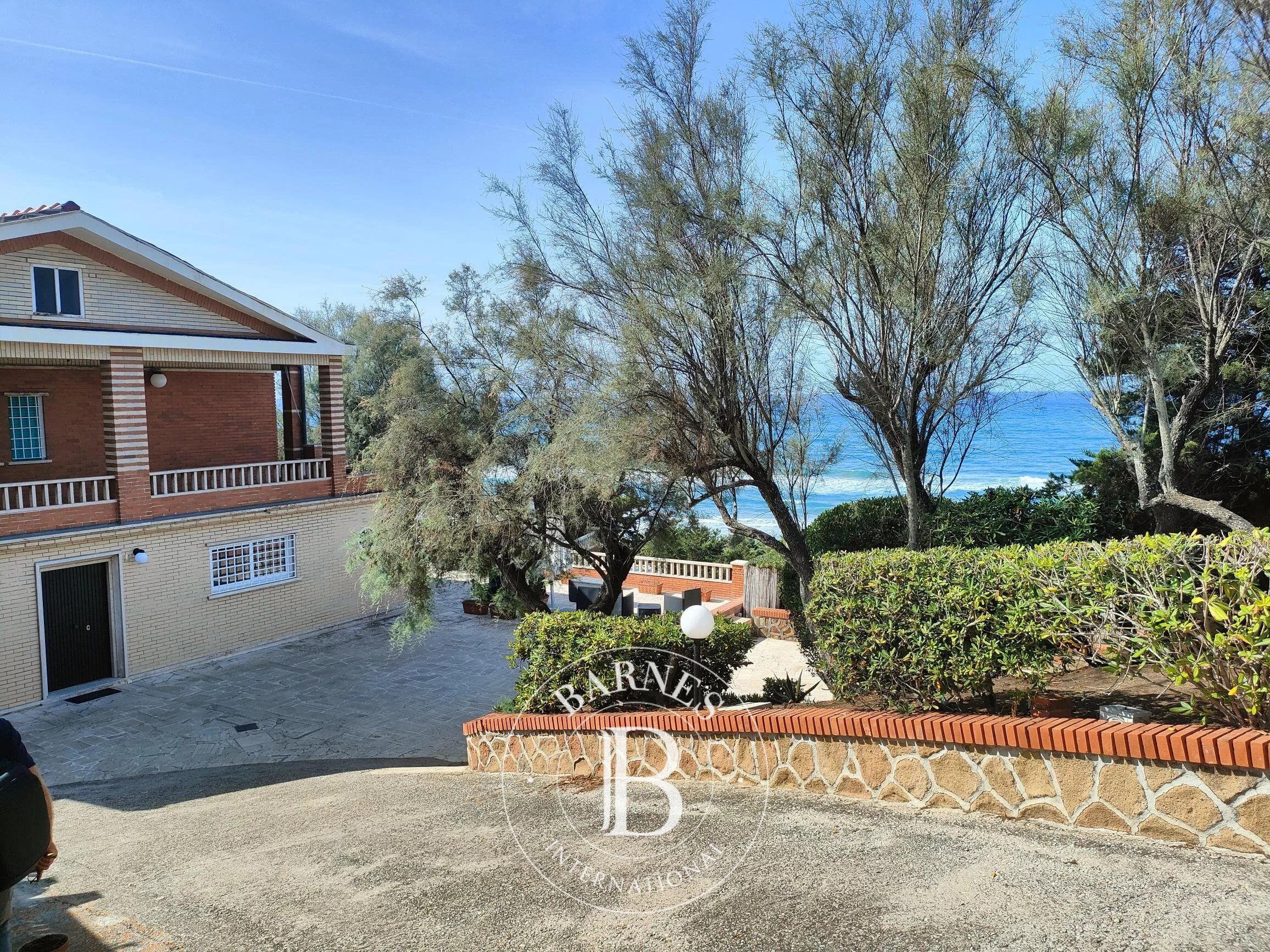 Prestigious Seafront Villa with Swimming Pool - picture 3