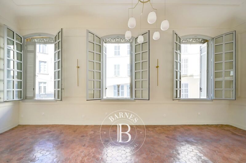 AAIX-EN-PROVENCE – HISTORIC CITY CENTRE – 1,615 SQ FT APARTMENT IN PRIVATE MANSION – 2 EN-SUITE BEDROOMS