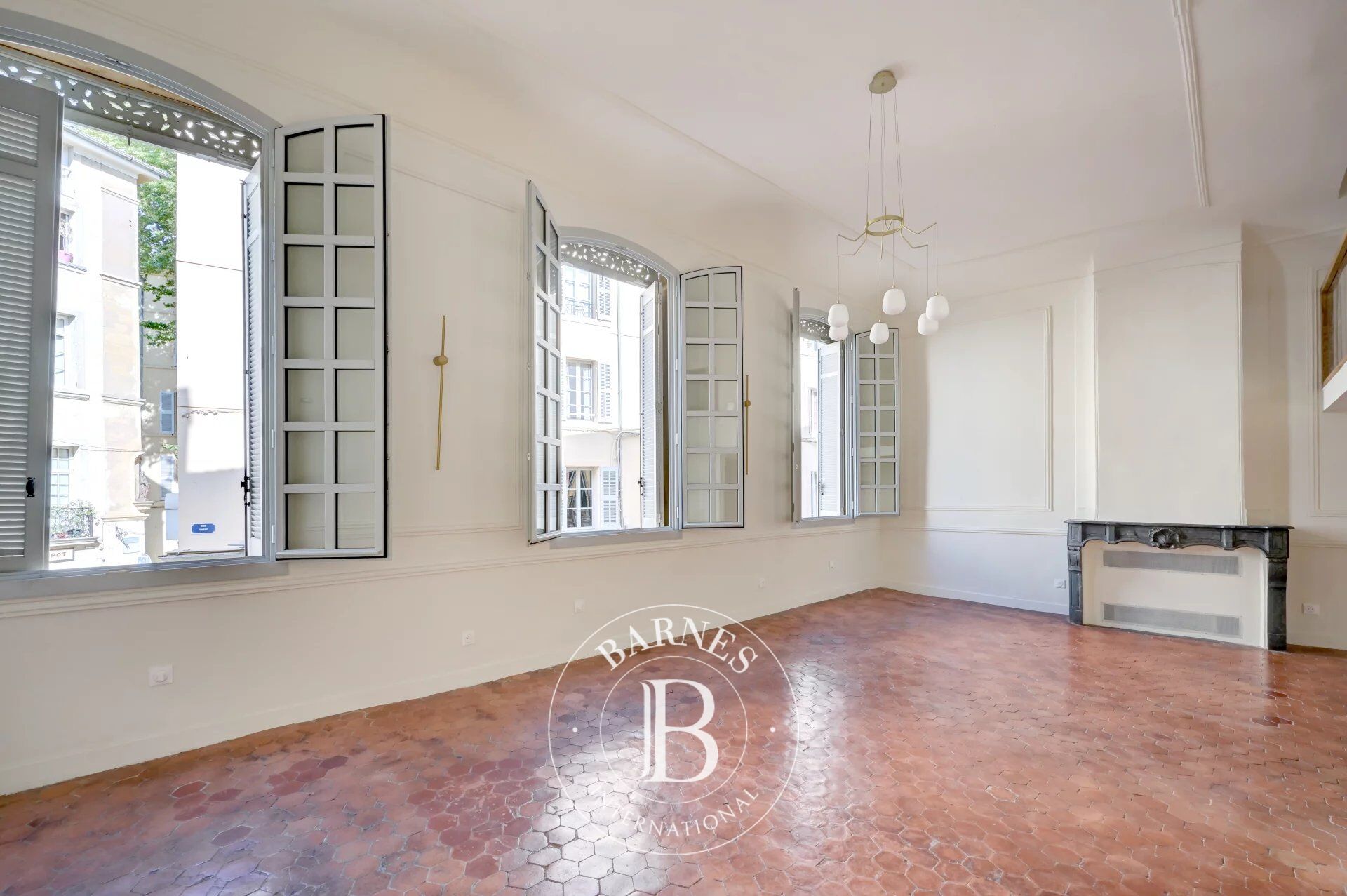 AAIX-EN-PROVENCE – HISTORIC CITY CENTRE – 1,615 SQ FT APARTMENT IN PRIVATE MANSION – 2 EN-SUITE BEDROOMS - picture 2