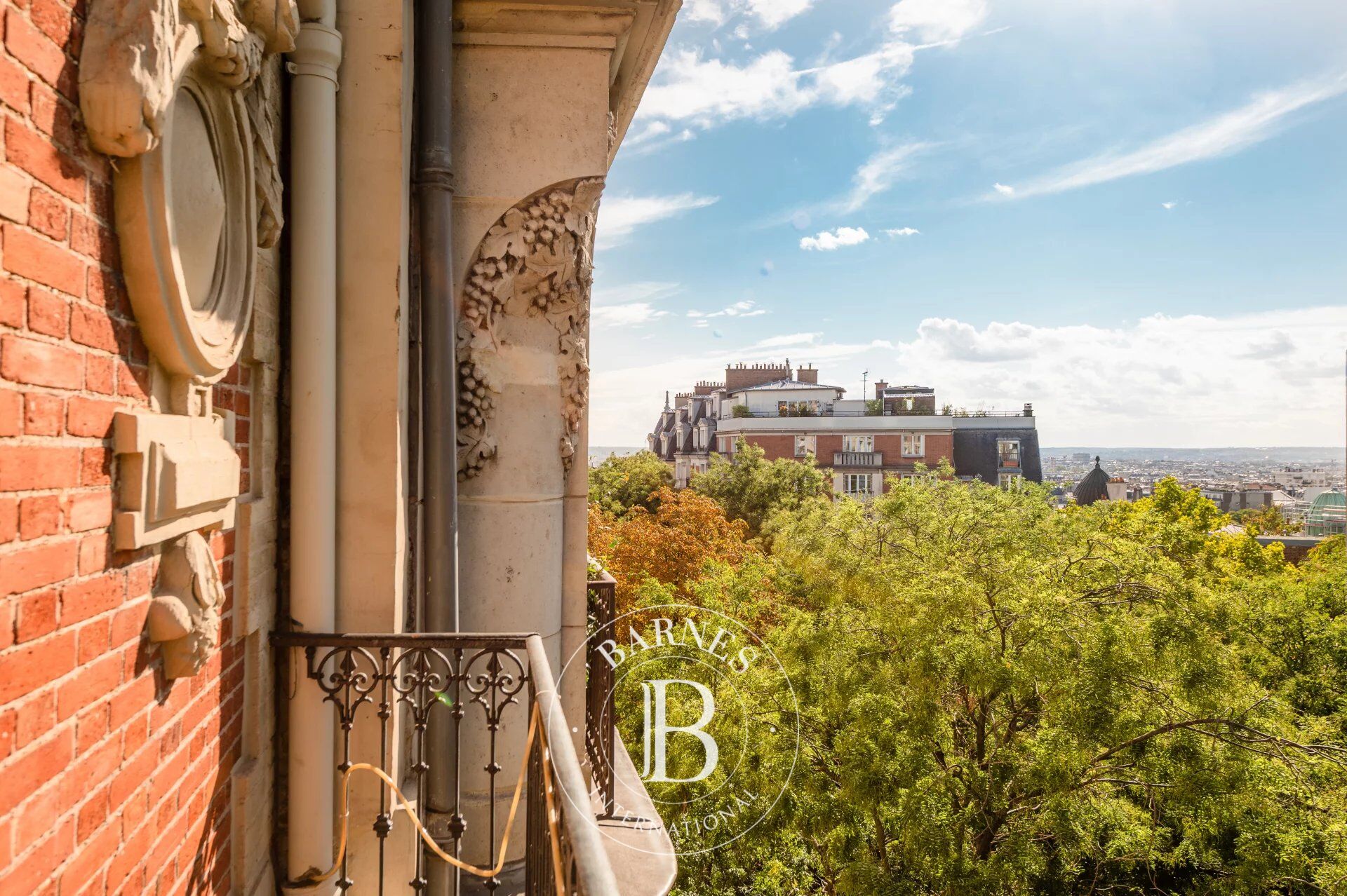 PARIS 18 - CAULAINCOURT - UPPER FLOOR - LIFT - BALCONY - LIGHT - 3 BEDROOMS - picture 2