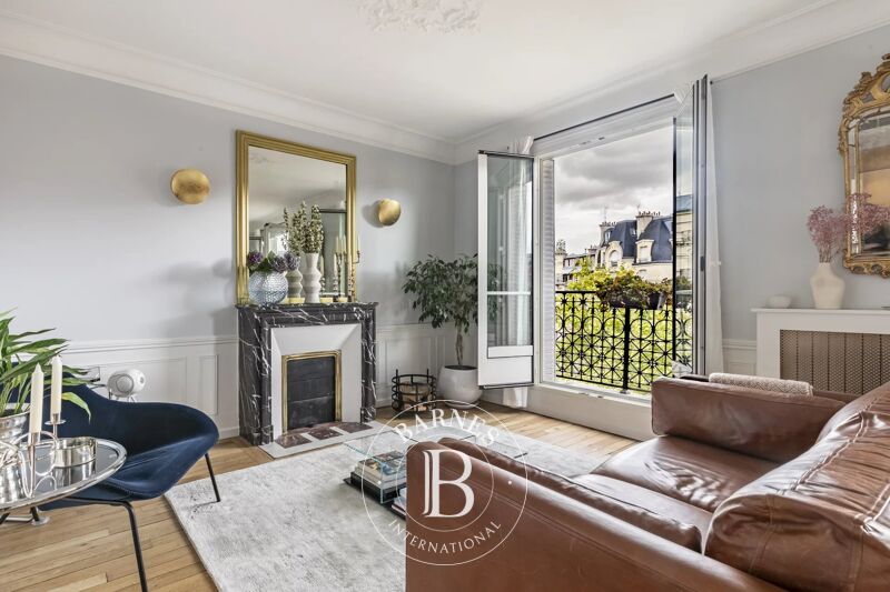 Paris 7 -  Gros Caillou -  Dernier étage -  Balcon filant  - 3 chambres - Climatisation