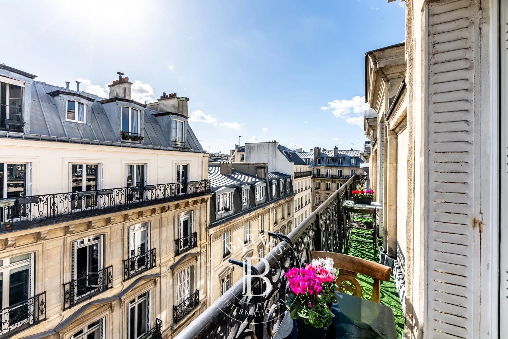 EXCLUSIVE LISTING - PARIS 9 - NOUVELLE ATHENES - TOP FLOOR - LIFT - FULL-LENGTH BALCONY - SKY VIEW - 4 BEDROOMS - PARKING - picture 1
