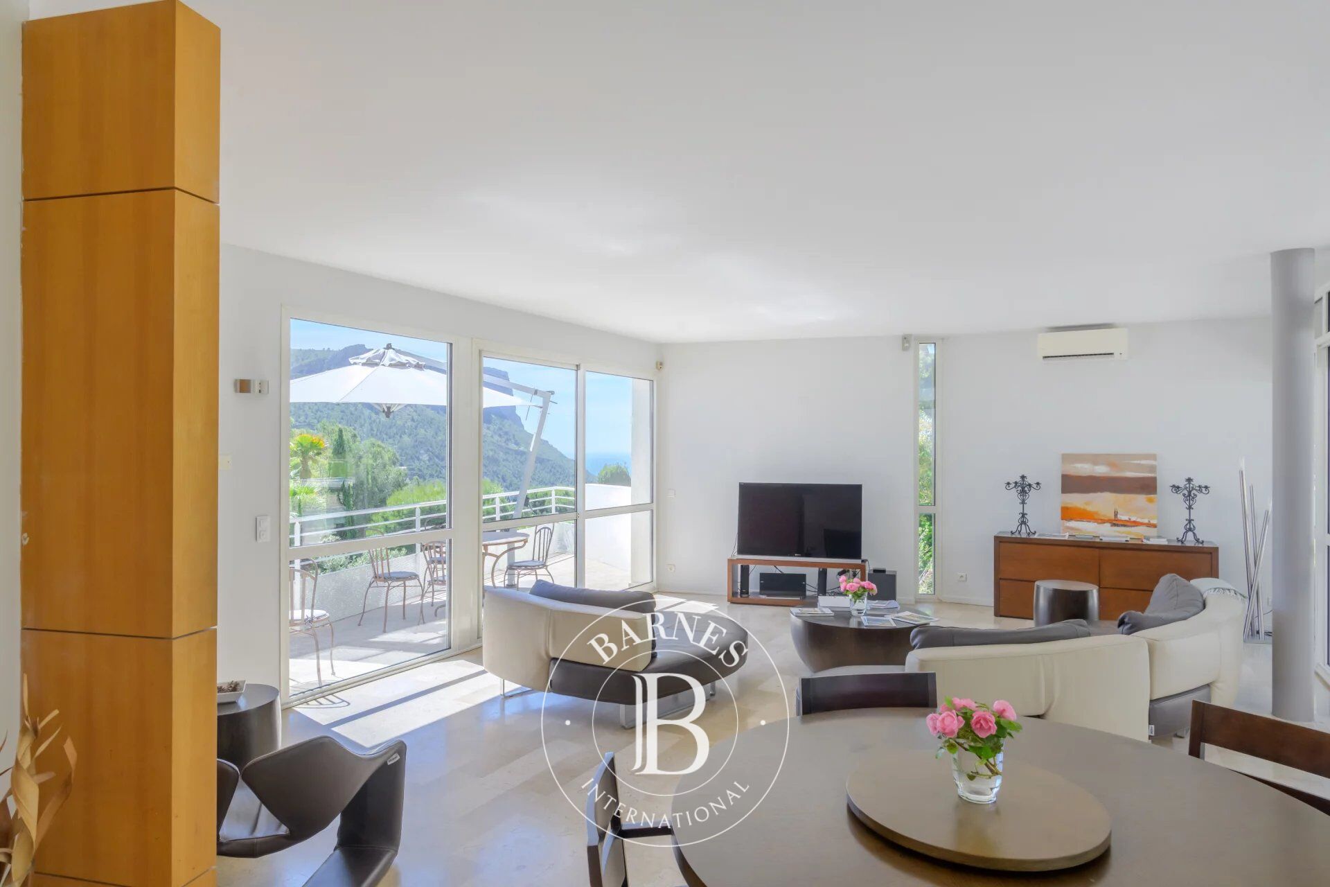 EXCLUSIVE SALE - CASSIS - UNUSUAL VILLA - PANORAMIC SEA VIEW - SWIMMING POOL. - picture 3