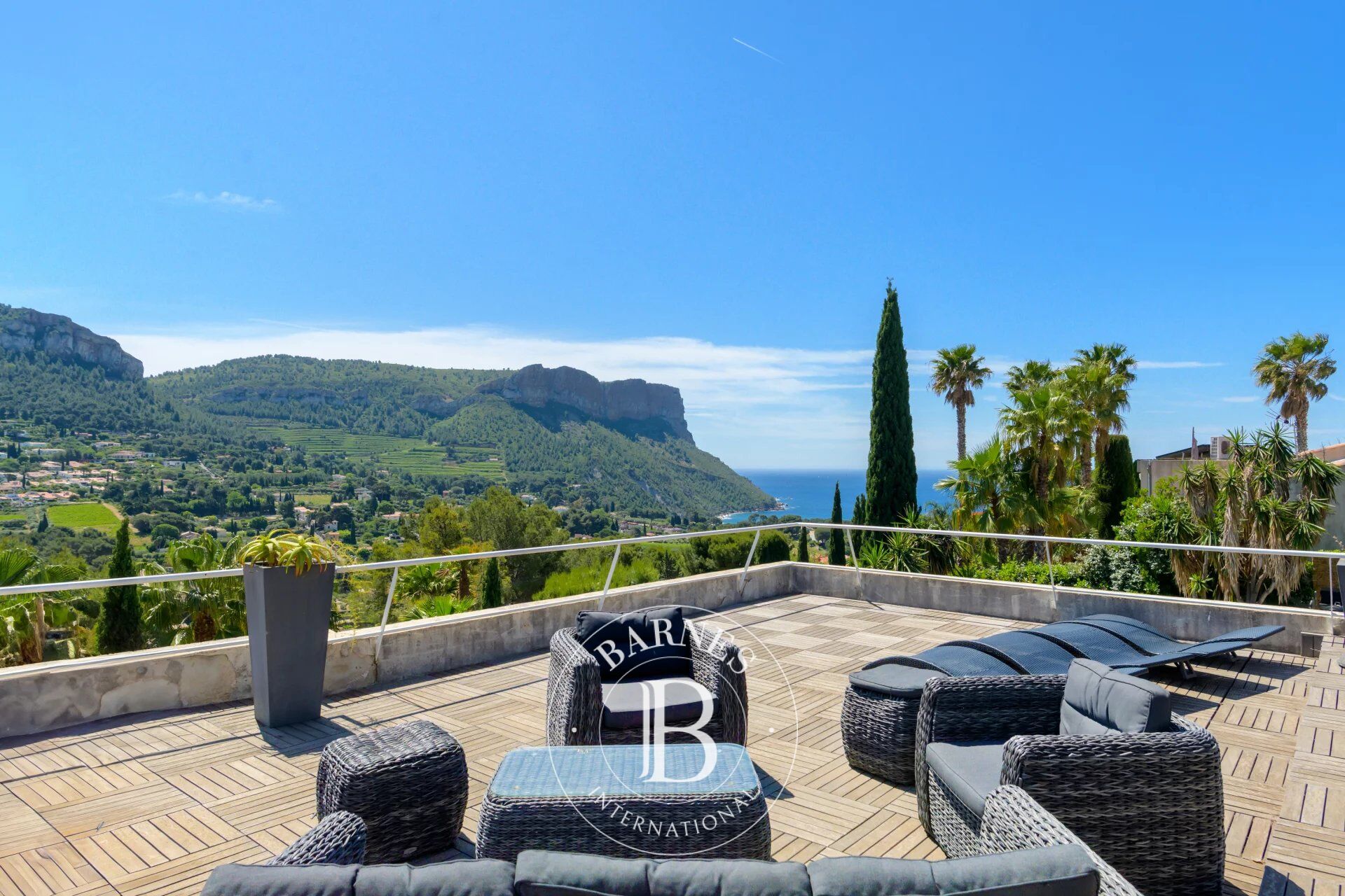EXCLUSIVE SALE - CASSIS - UNUSUAL VILLA - PANORAMIC SEA VIEW - SWIMMING POOL. - picture 2