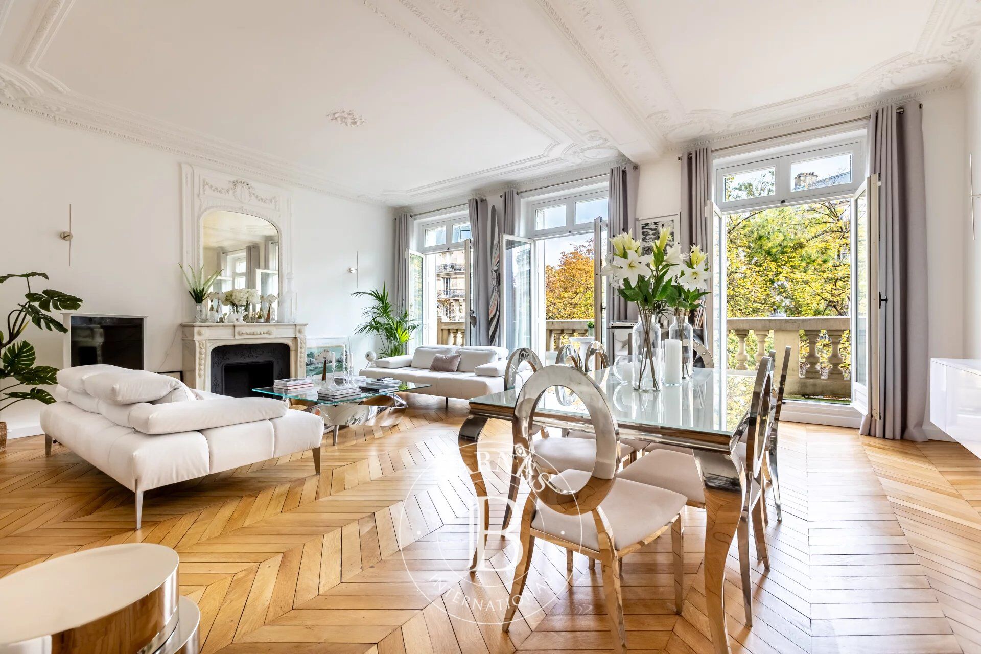 Exclusivité: Appartement rénové à Paris 17ème - Etoile/Mac Mahon - Beaux volumes et balcon - 4 chambres - picture 1