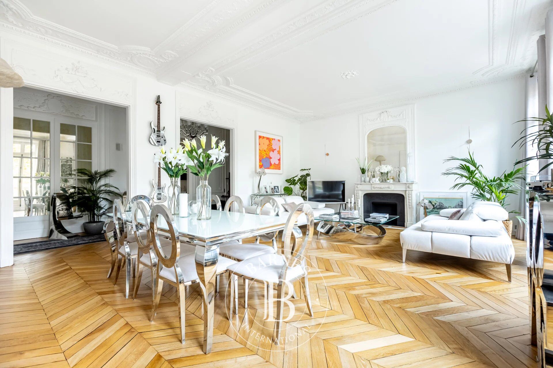 Exclusivité: Appartement rénové à Paris 17ème - Etoile/Mac Mahon - Beaux volumes et balcon - 4 chambres - picture 3