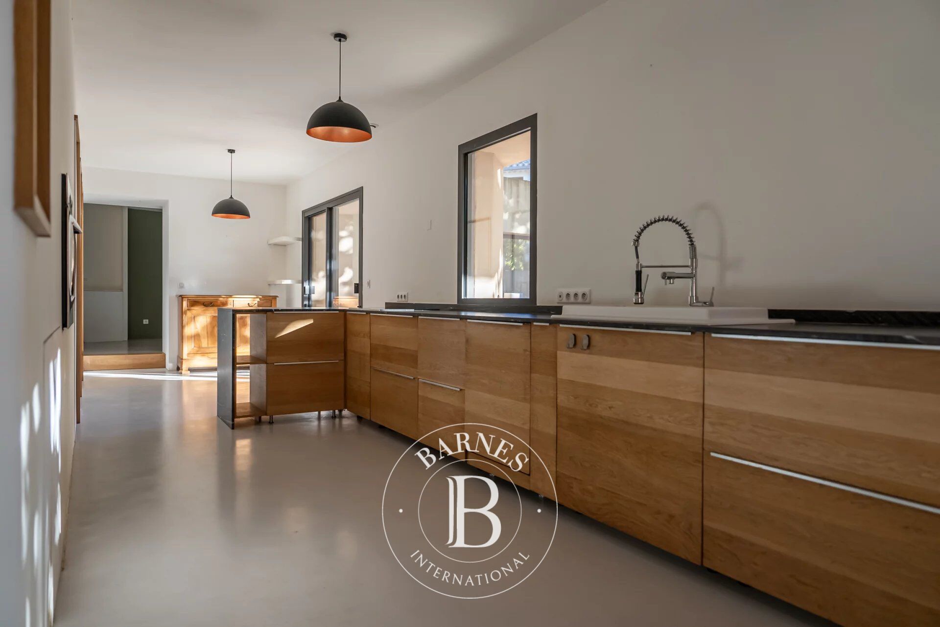 GRANS - 25 MINUTES AIX-EN-PROVENCE - MAISON ANCIENNE RENOVEE - 172m² - 4 CHAMBRES - BUREAU - JARDIN - PISCINE - picture 3