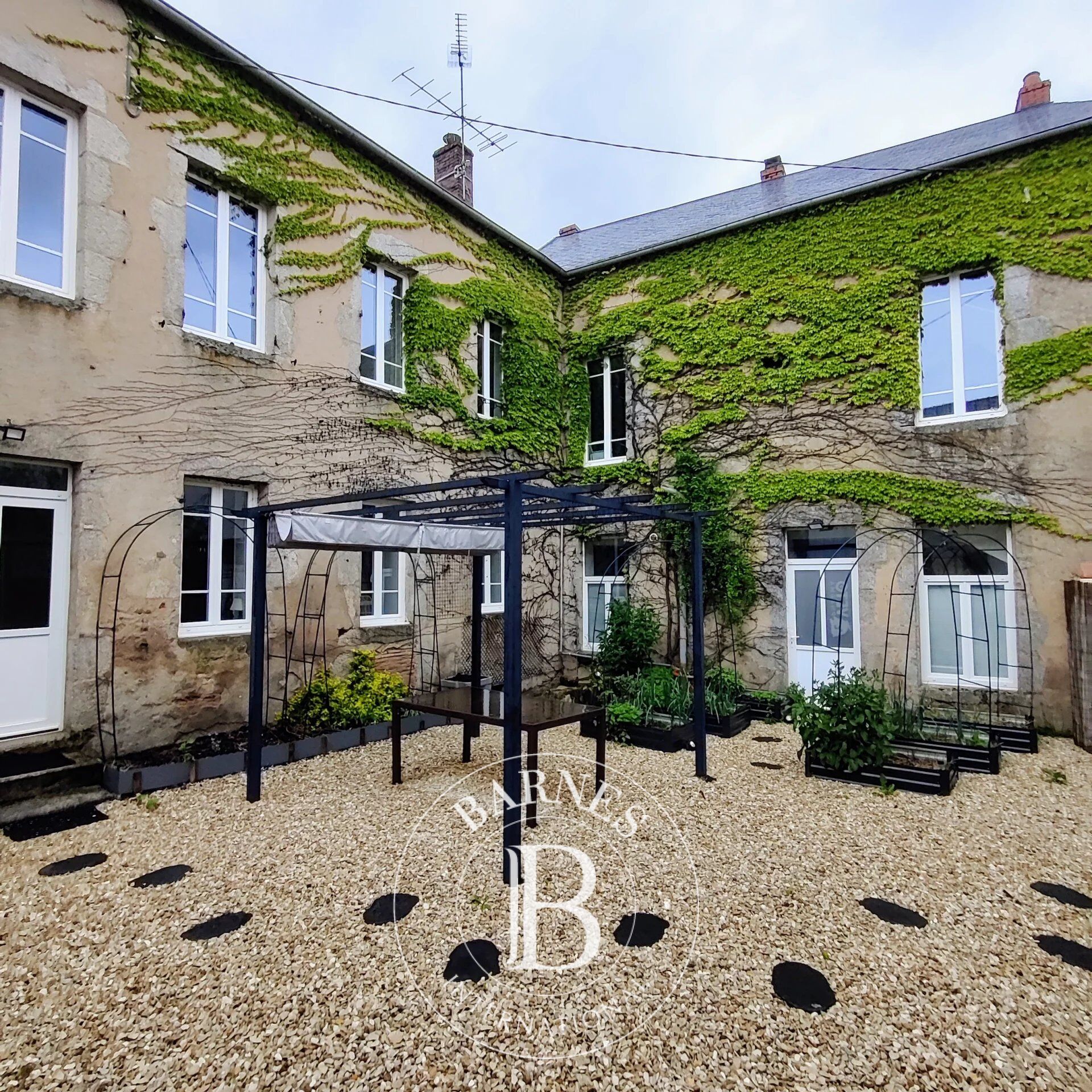 Palacete Ouroux-en-Morvan - picture 1