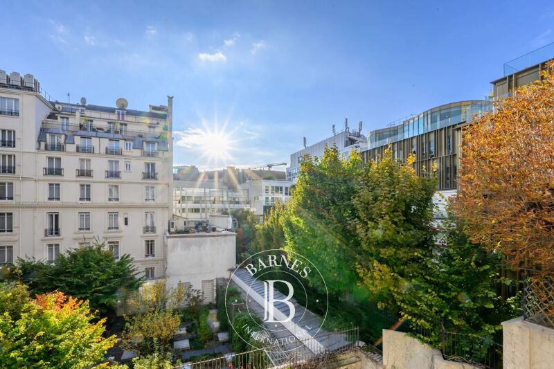 Paris 75008 - Champs-Élysées / Avenue George V - Apartment on the 4th and top floor with lift