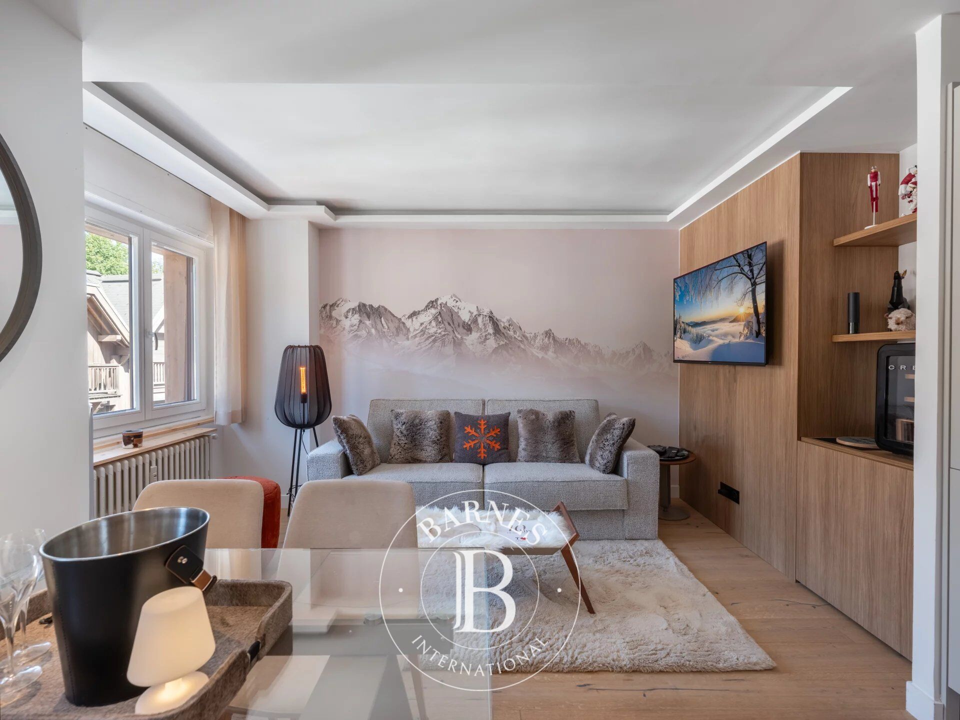 MEGÈVE CENTRE- APPARTEMENT RÉNOVÉ AVEC ÉLÉGANCE AU CŒUR DU VILLAGE - picture 2