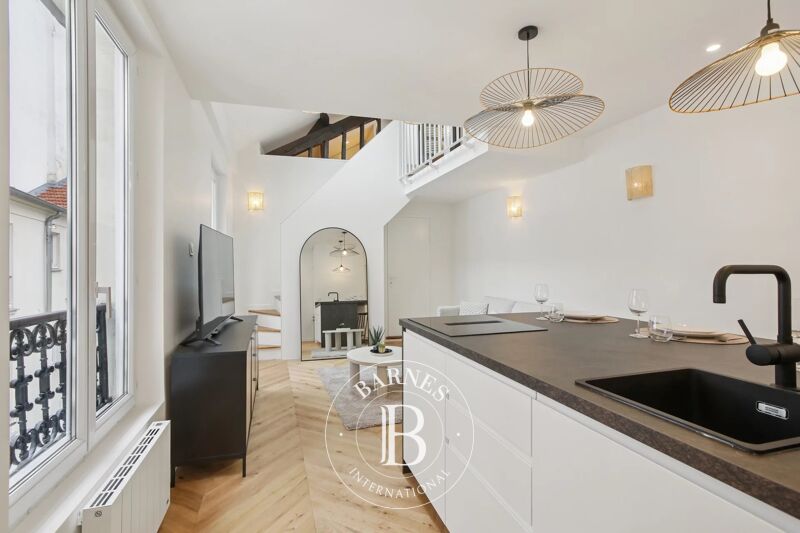 Paris 16 - Rue de Passy - 2 bedrooms - Old building