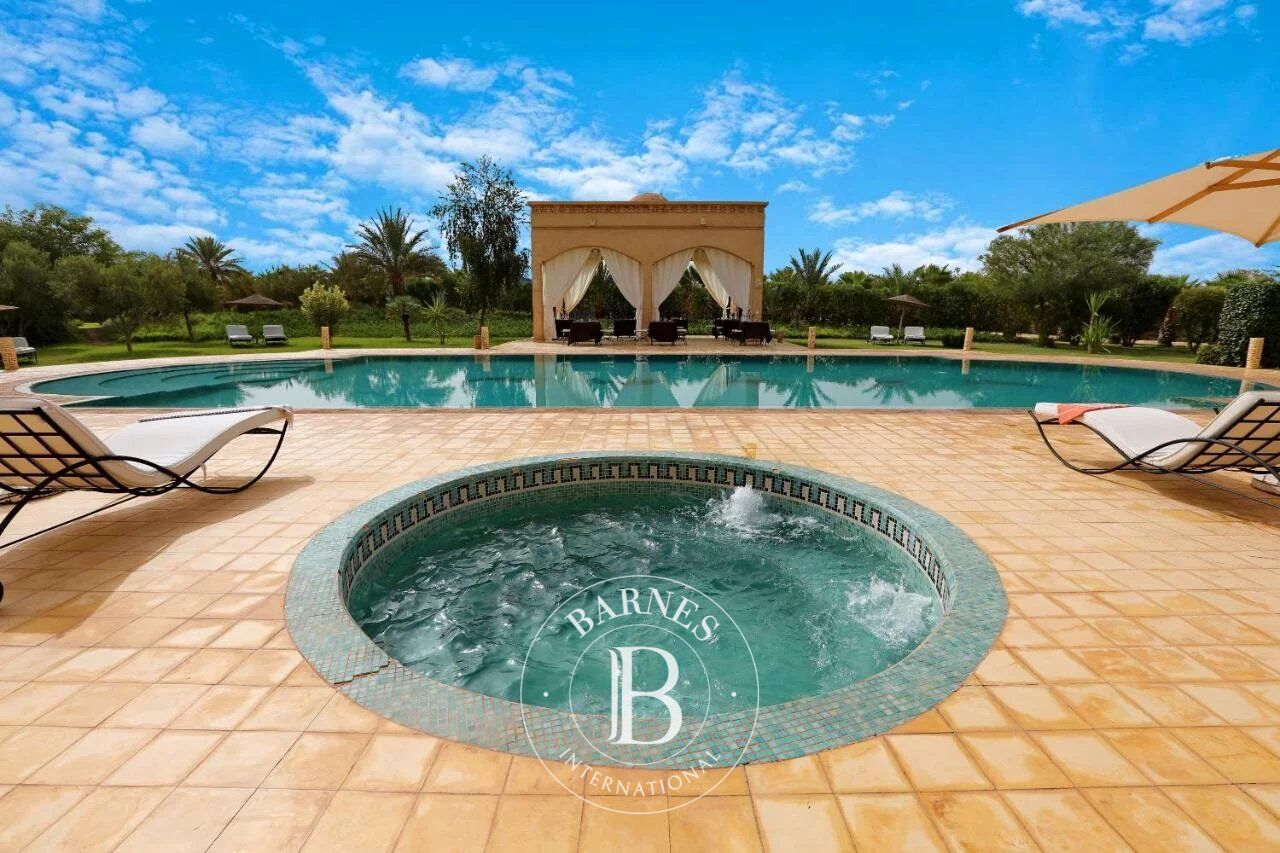 Marrakech — Dominio hotelero clasificado (VNA levantada) — 4 ha — 5.194 m² construidos — 96 plazas — Spa & eventos - picture 2