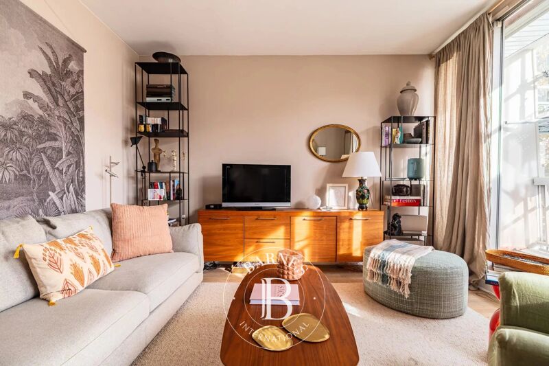 NORTH BOULOGNE SCHUMAN - Top floor with balcony overlooking greenery.