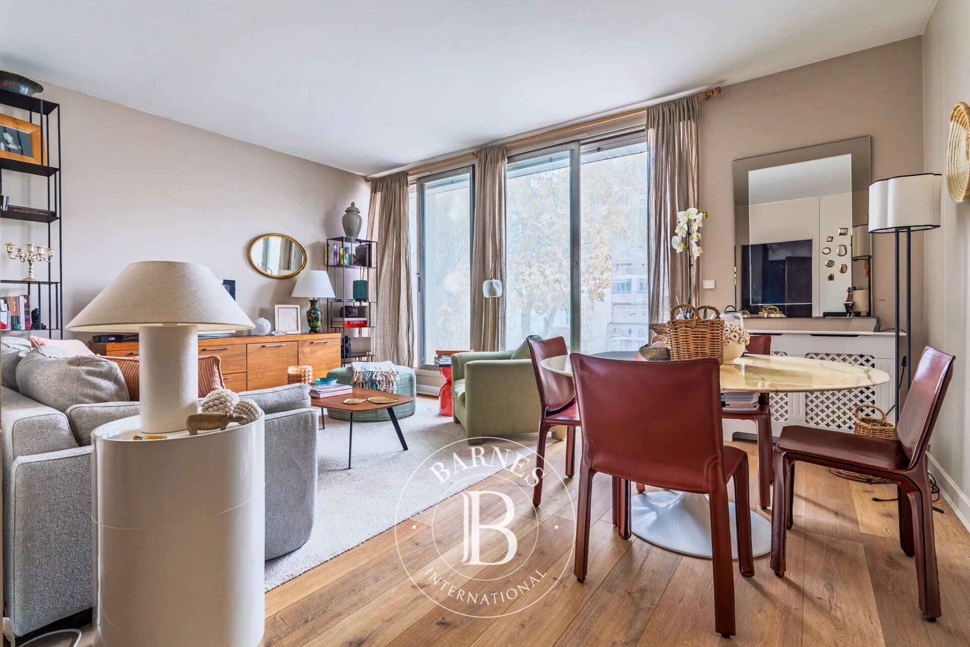 NORTH BOULOGNE SCHUMAN - Top floor with balcony overlooking greenery. - picture 2