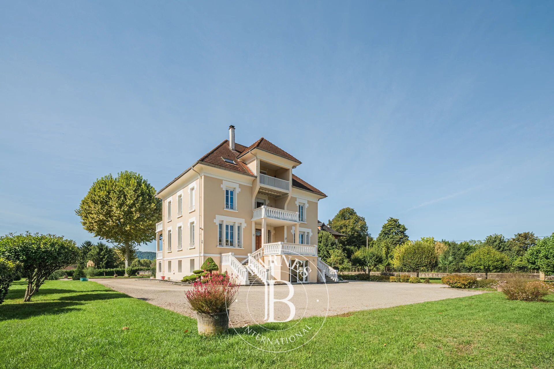 Maison de Maître avec vue dégagée , piscine chauffée et spa - picture 1