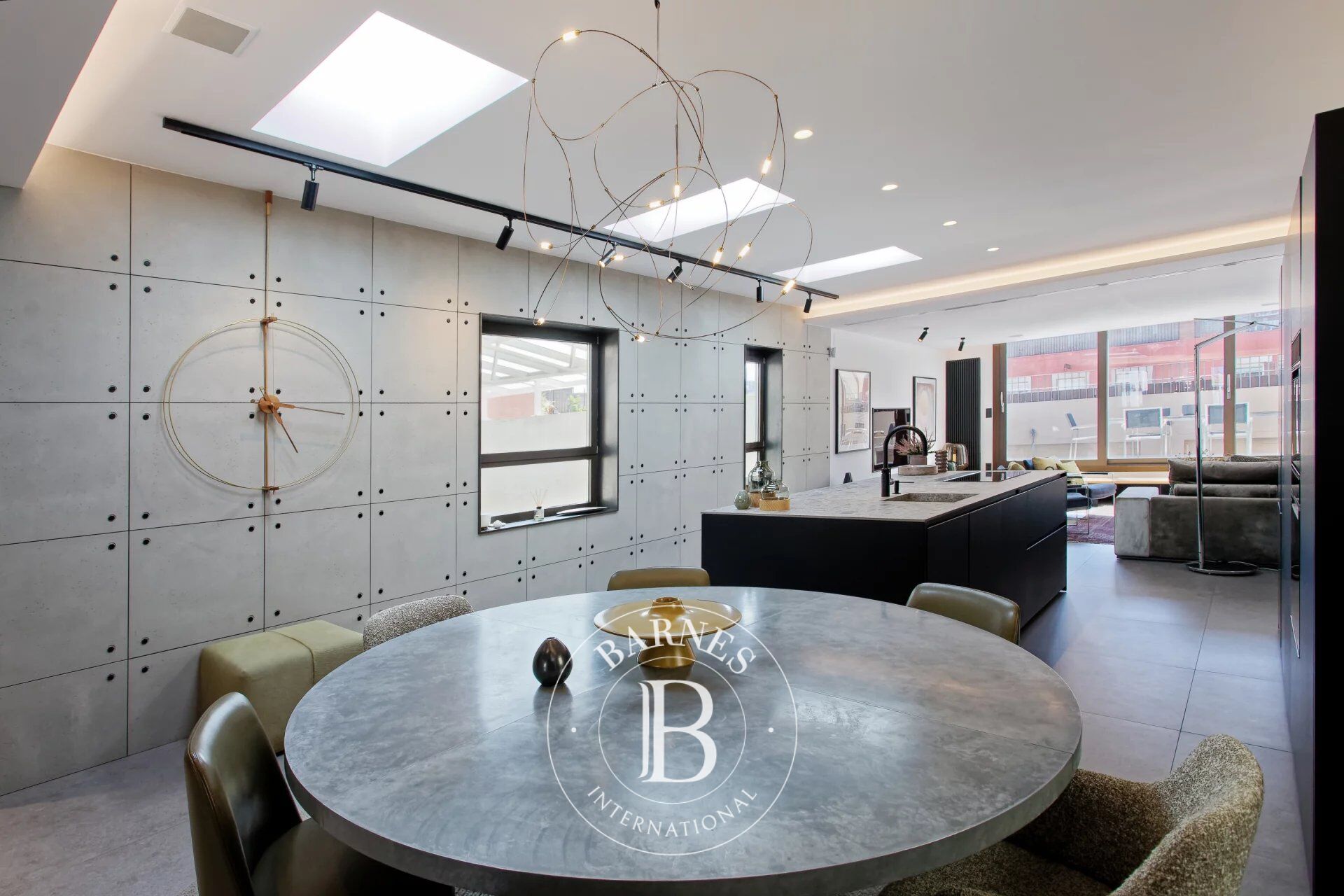 SOHO-Inspired Luxury Penthouse with Designer Finishes and Private Rooftop in Central Barcelona - picture 2