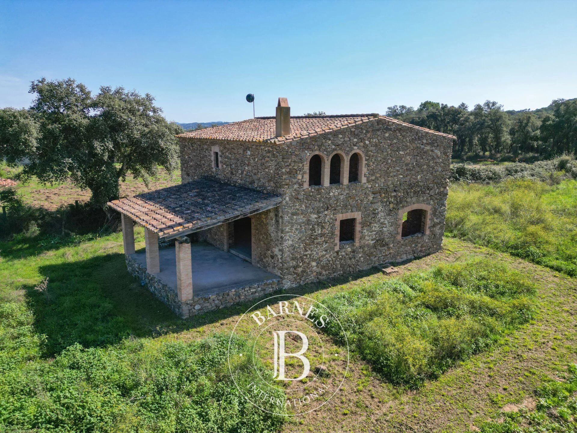 Masía histórica para reformar con estructura rehabilitada en el Baix Empordà - picture 3