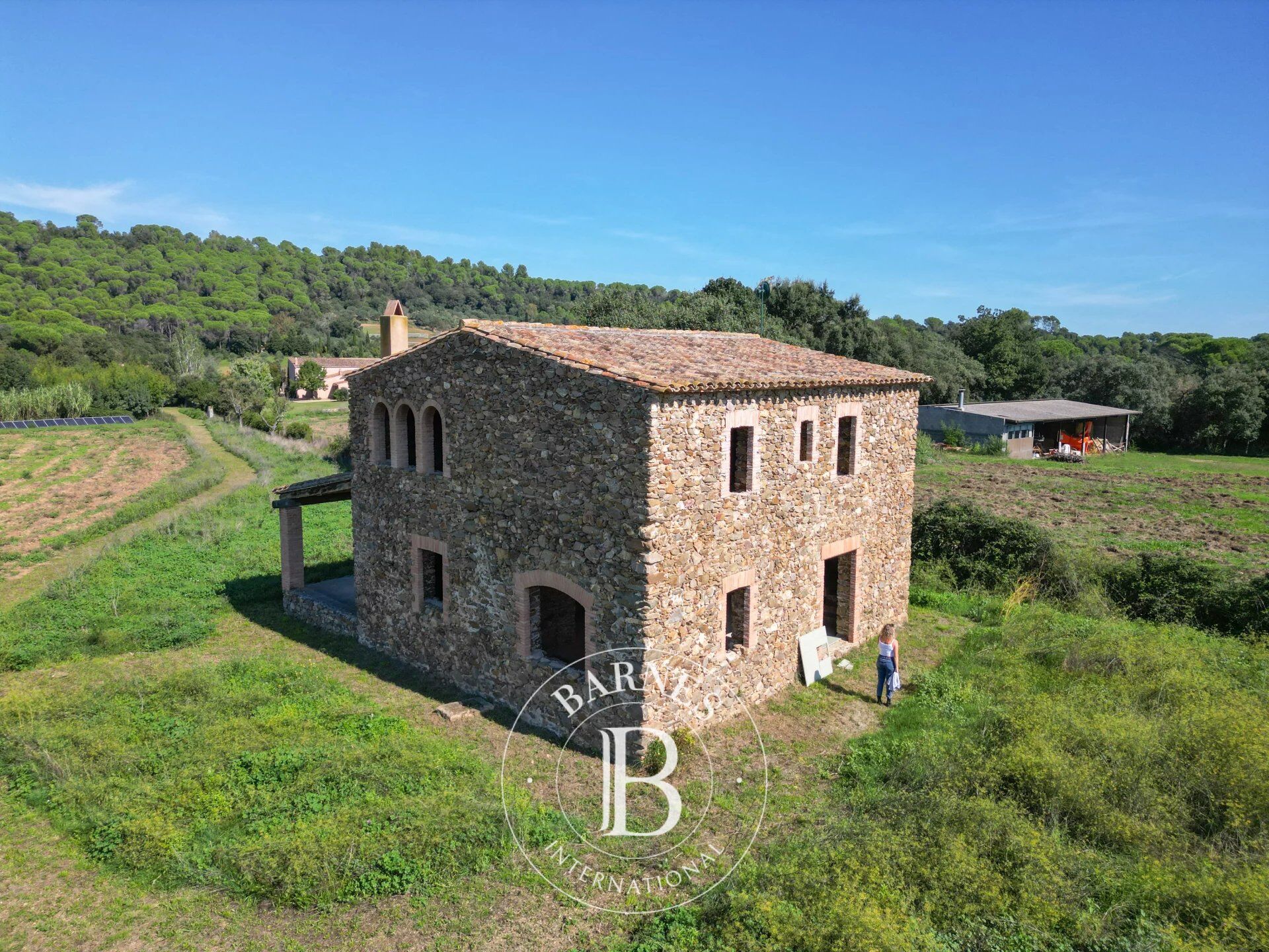 Masía histórica para reformar con estructura rehabilitada en el Baix Empordà - picture 2