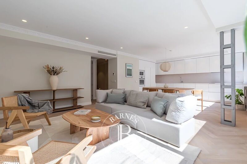 Grand appartement rénové avec garage à Chamberí – Ríos Rosas