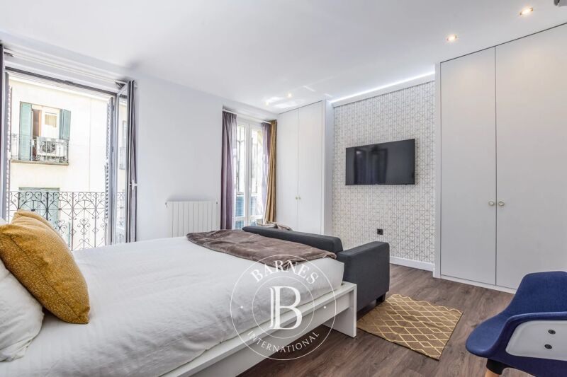 Renovated Apartment with 5 Suites in the Heart of Madrid