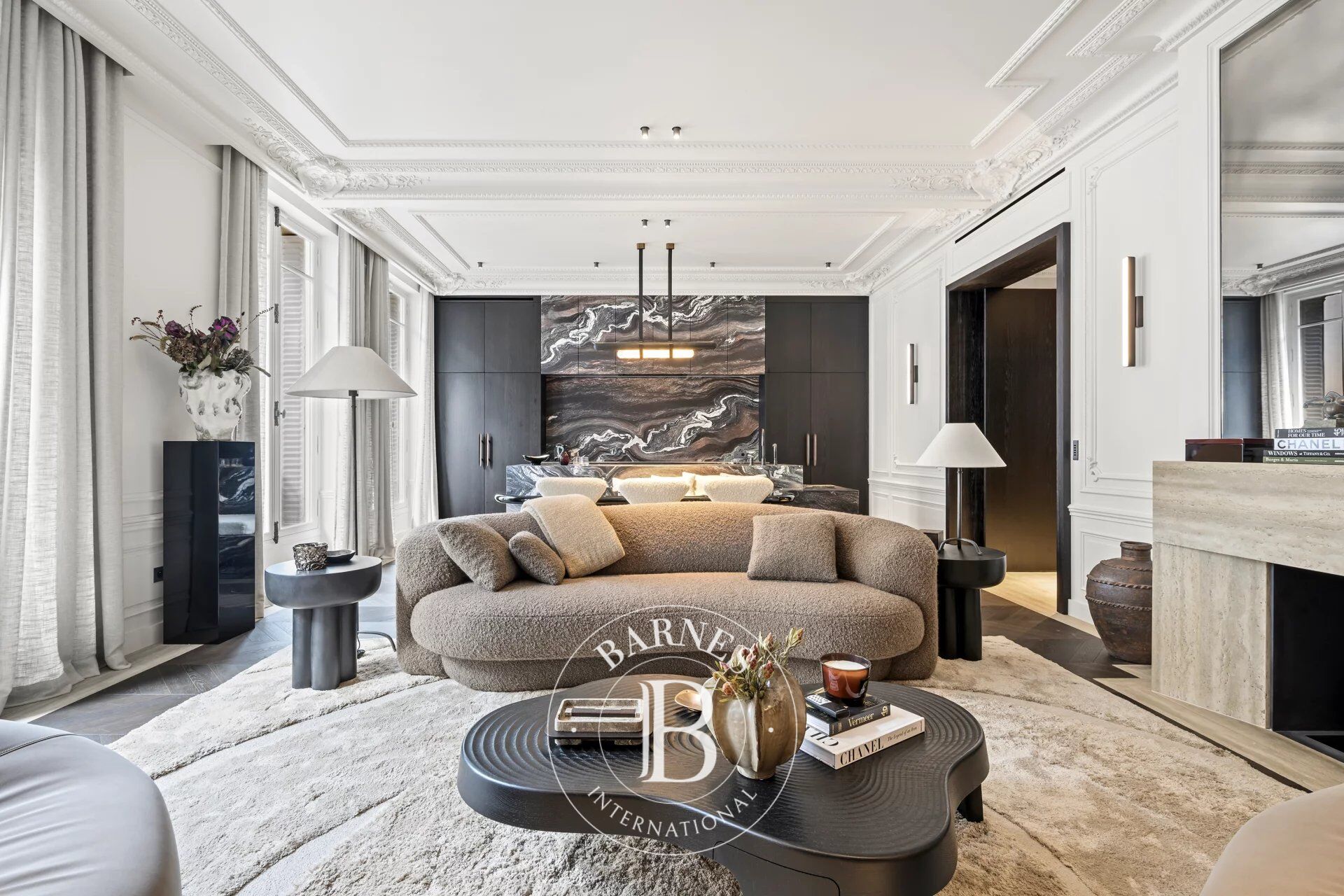 Paris 8 - Golden Triangle - Luxurious turnkey apartment on the 3rd floor with air conditioning - 3 suites. - picture 2