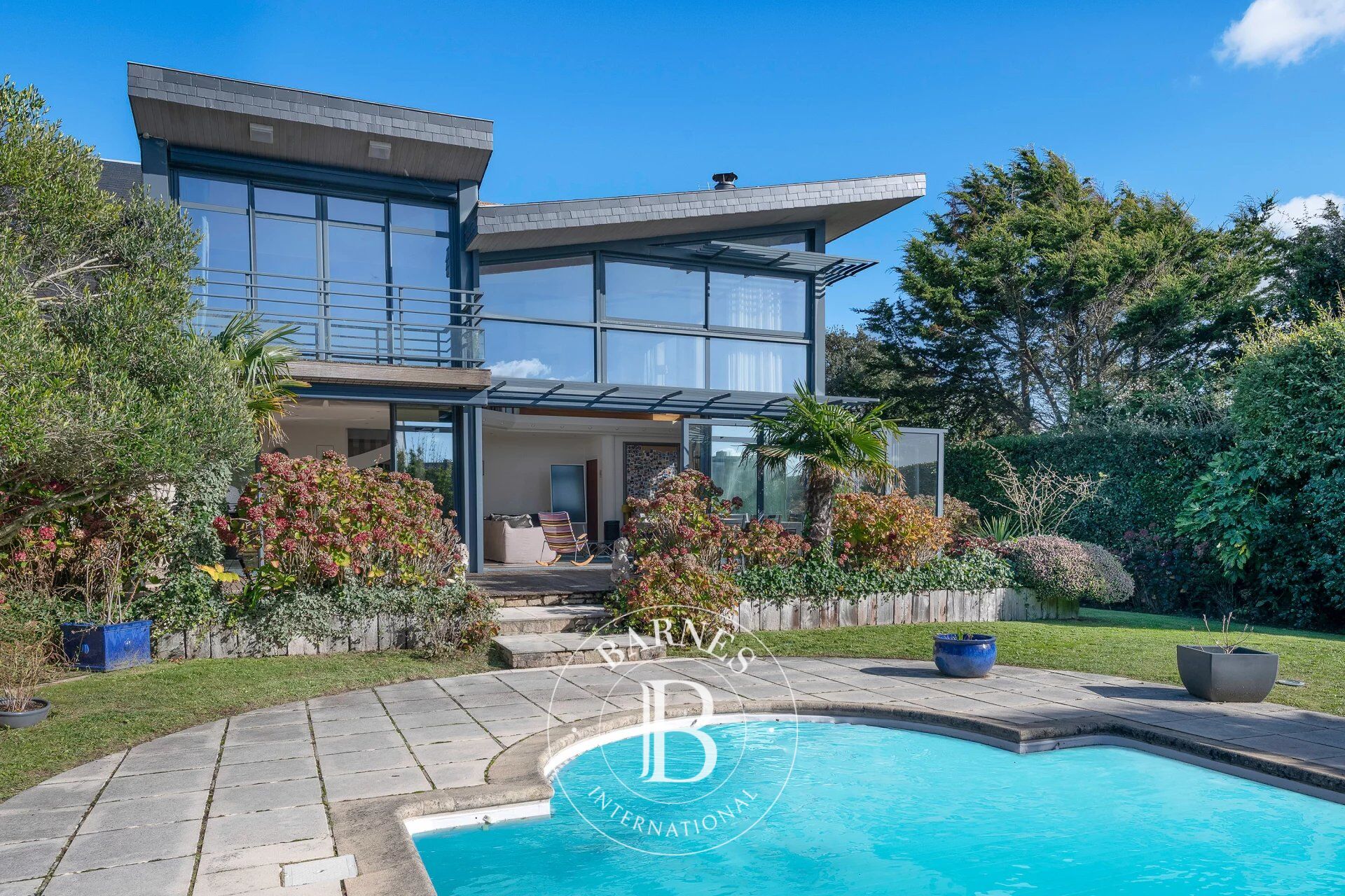 BATZ-SUR-MER – LA GOVELLE BEACH – Contemporary house with swimming pool - picture 1